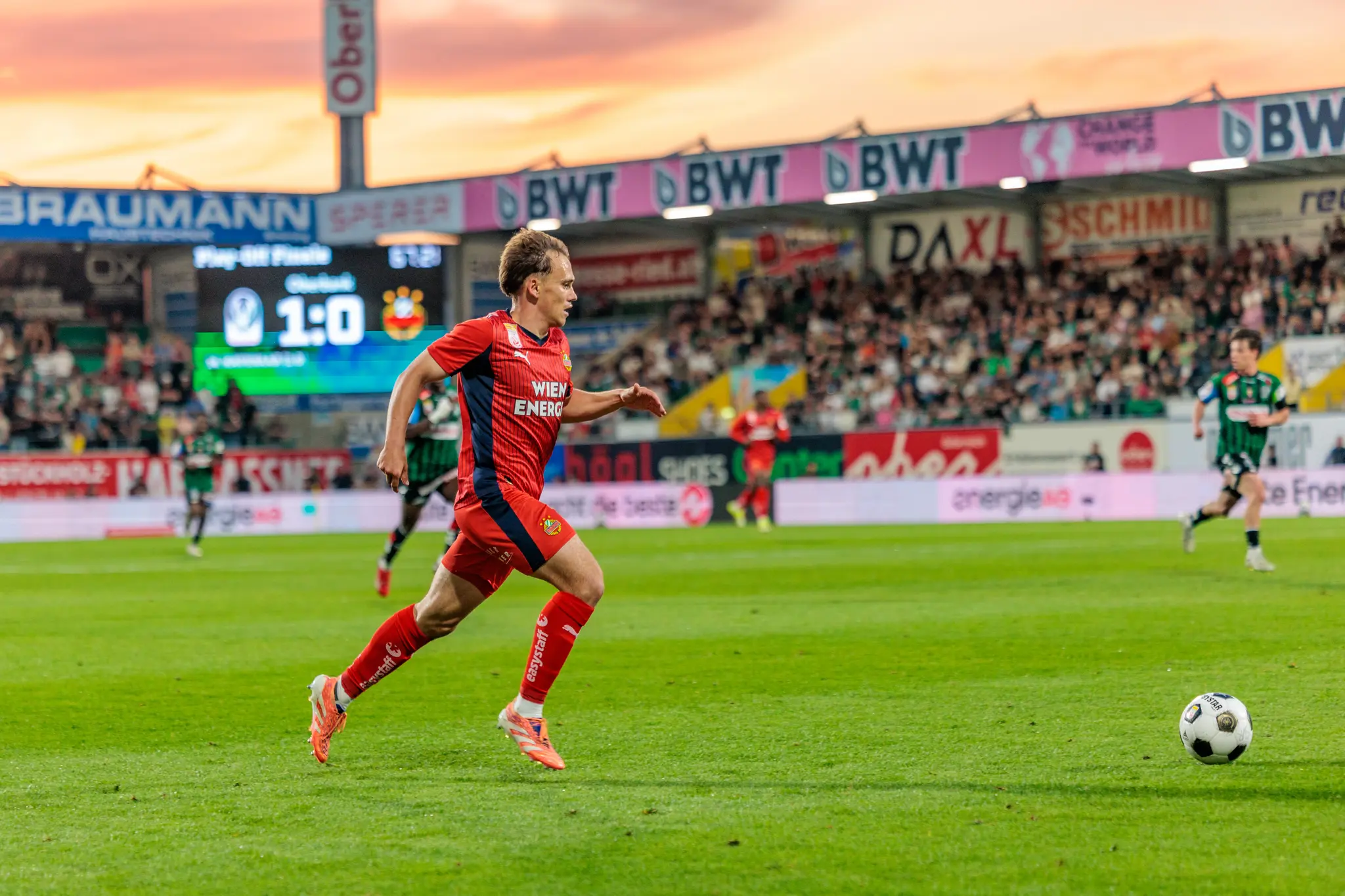 Ein Spieler von Rapid Wien läuft während des Bundesliga-Playoff-Spiels gegen die SV Ried über das Spielfeld