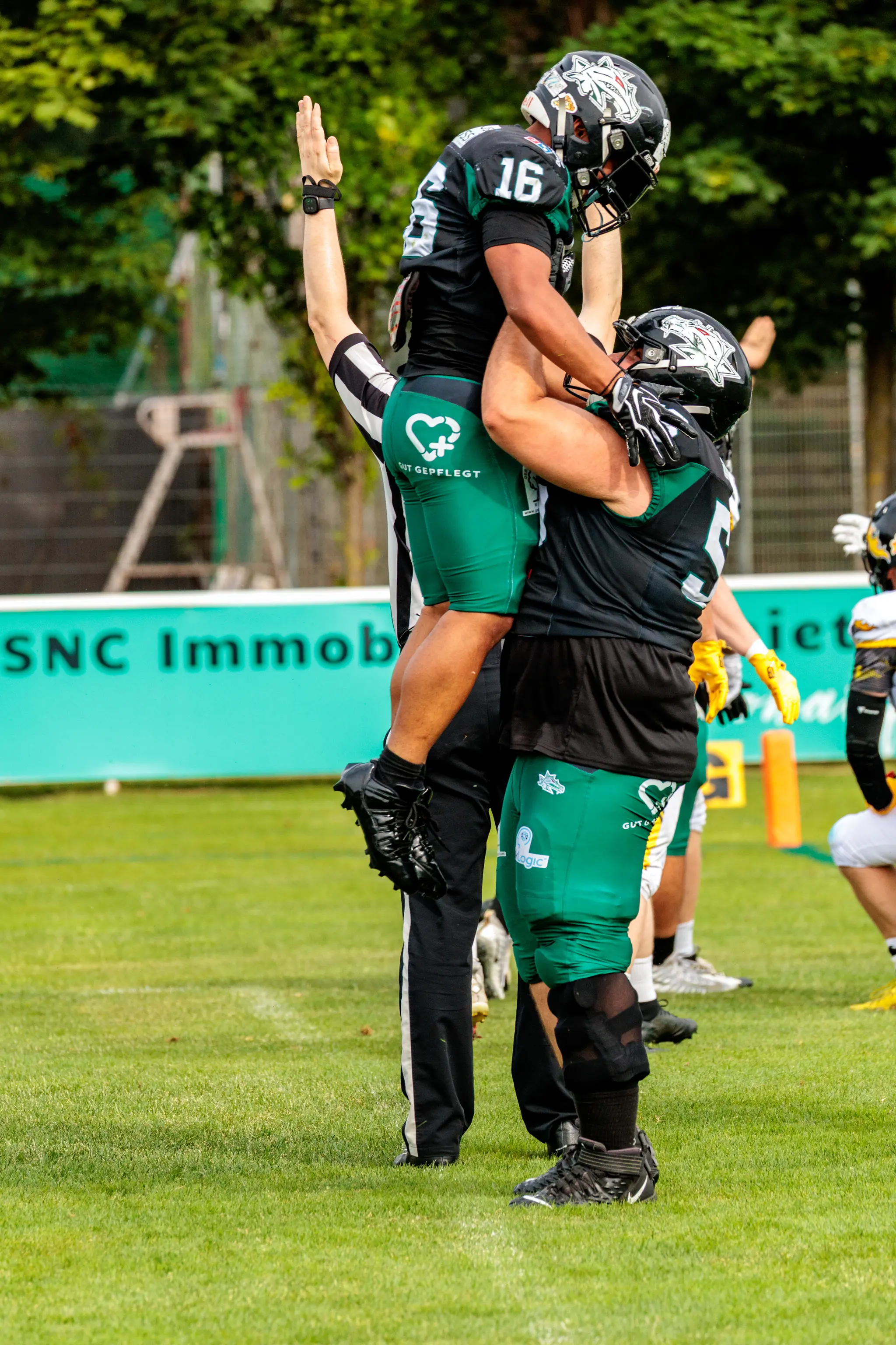 Jubelnde Danube Dragons Spieler feiern den knappen Sieg gegen die Vienna Knights in der Austrian Football League