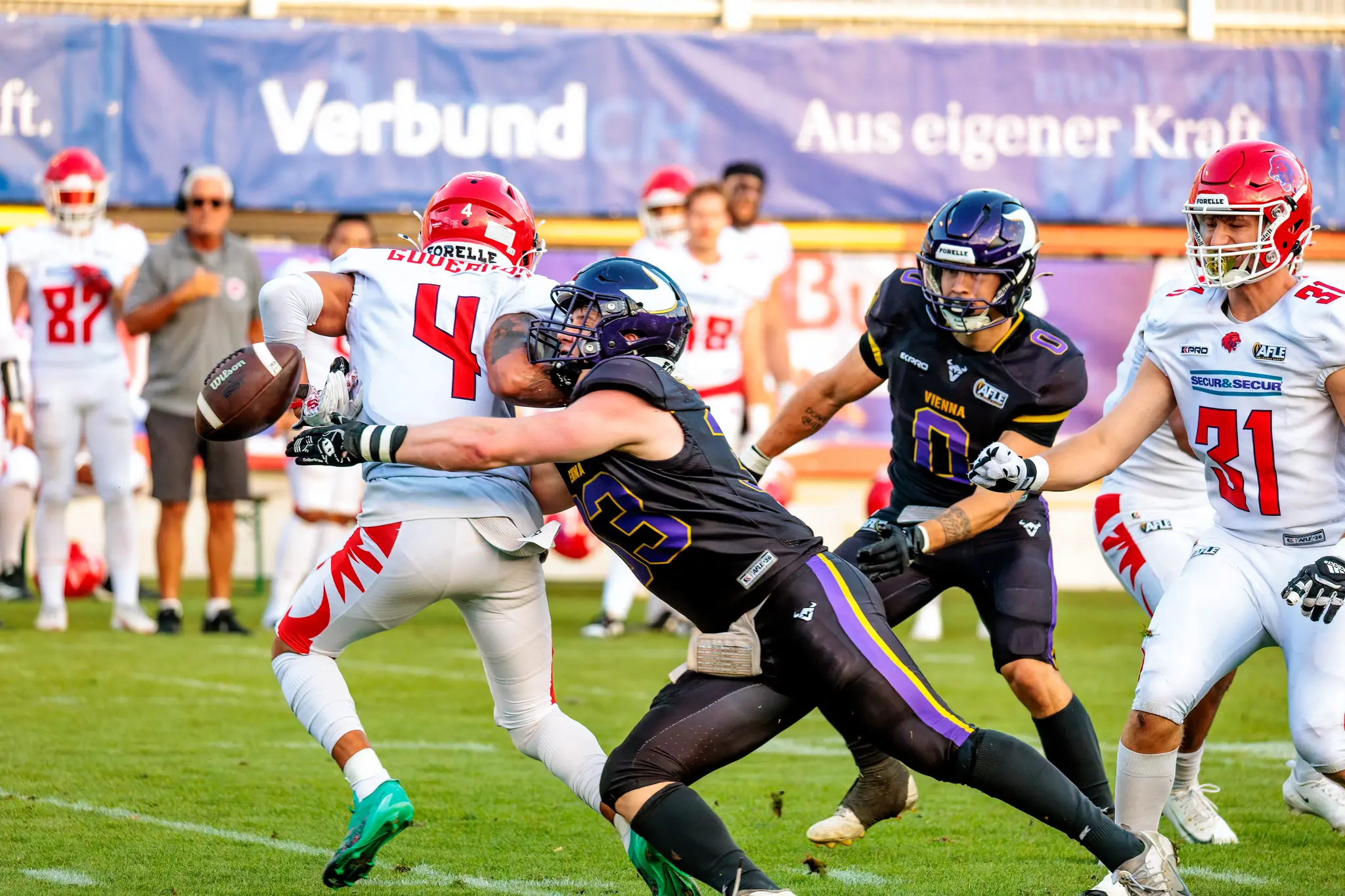 Der Ball fliegt: Max Grünsteidl (93) zwingt dem Red-Lions-Ballträger (4) beim Tackle den Ball ab.