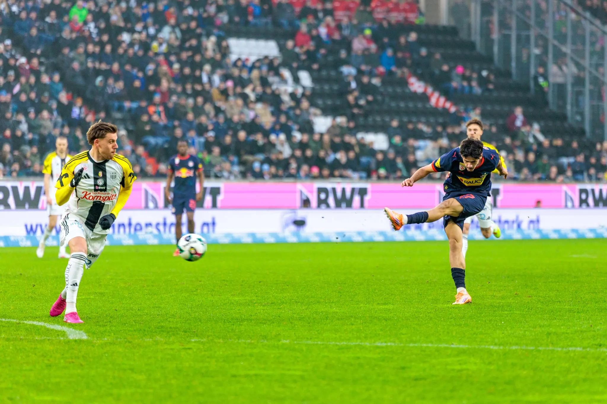 Ein Fußballspieler von Red Bull Salzburg zieht während des Spiels in der Admiral Bundesliga kraftvoll zum Torschuss gegen den LASK ab