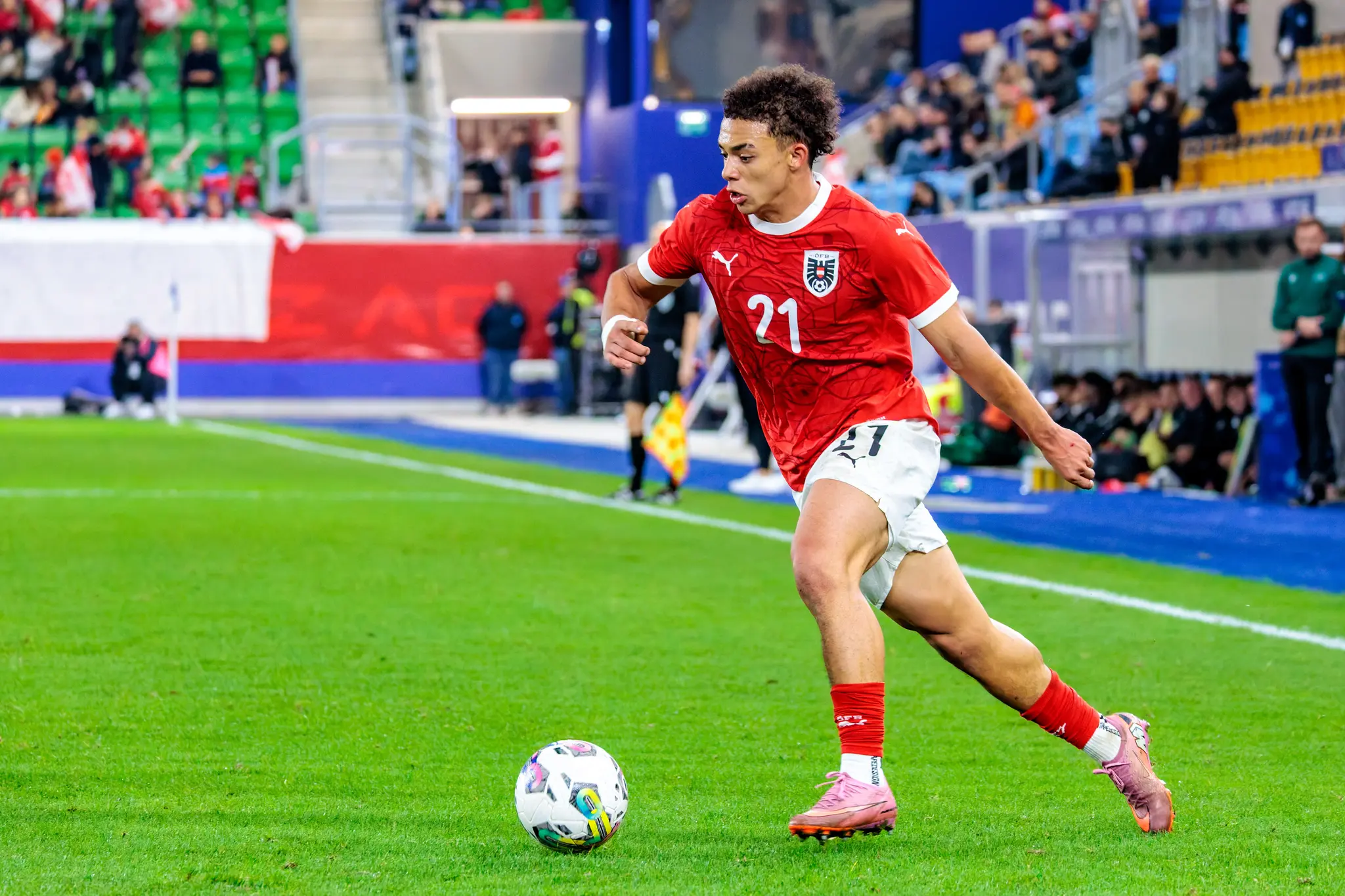 Österreichs U21-Nationalspieler Jacob Hödl dribbelt im roten Trikot mit der Nummer 21 während des EM-Qualifikationsspiels gegen Wales am Ball