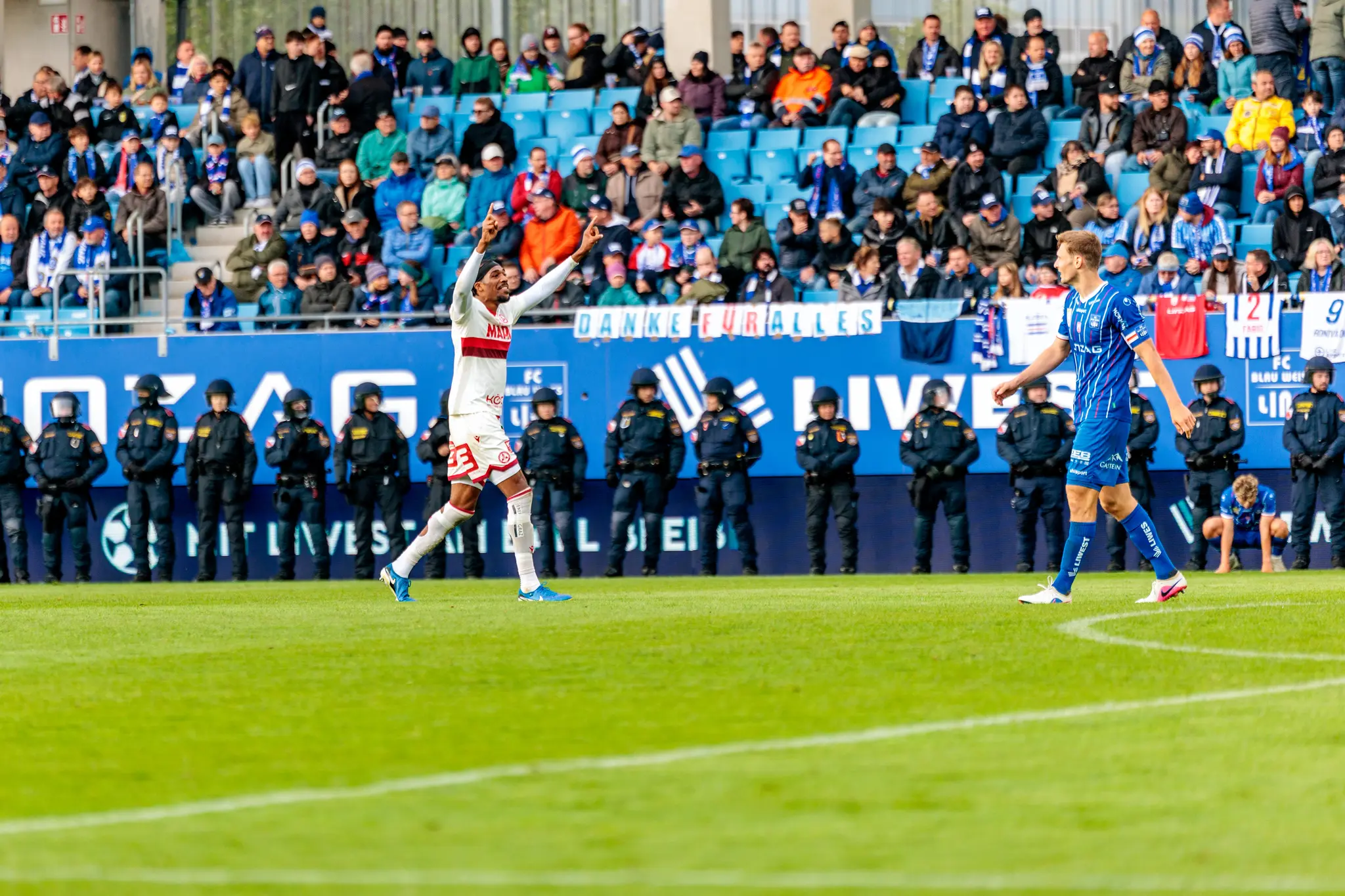 Jubelende Spieler des Grazer AK feiern nach dem erfolgreichen Klassenerhalt in der Bundesliga