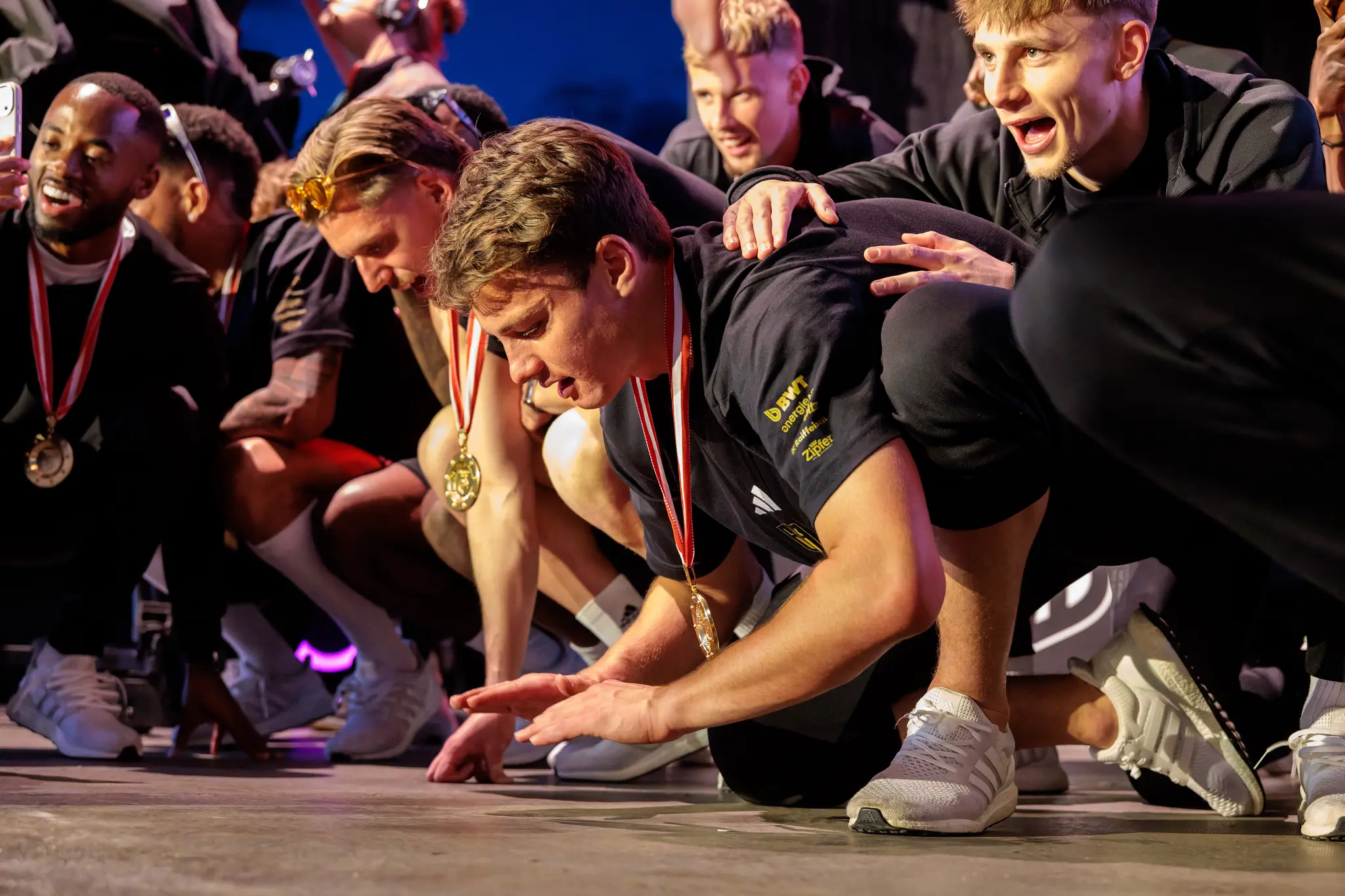 Ein LASK-Spieler trommelt während der emotionalen Meisterfeier auf der Bühne