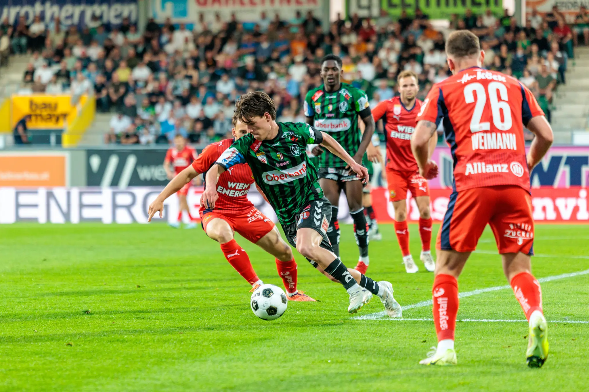 Ein Spieler der SV Ried dribbelt im Playoff-Spiel gegen Rapid Wien mit dem Ball am Fuß