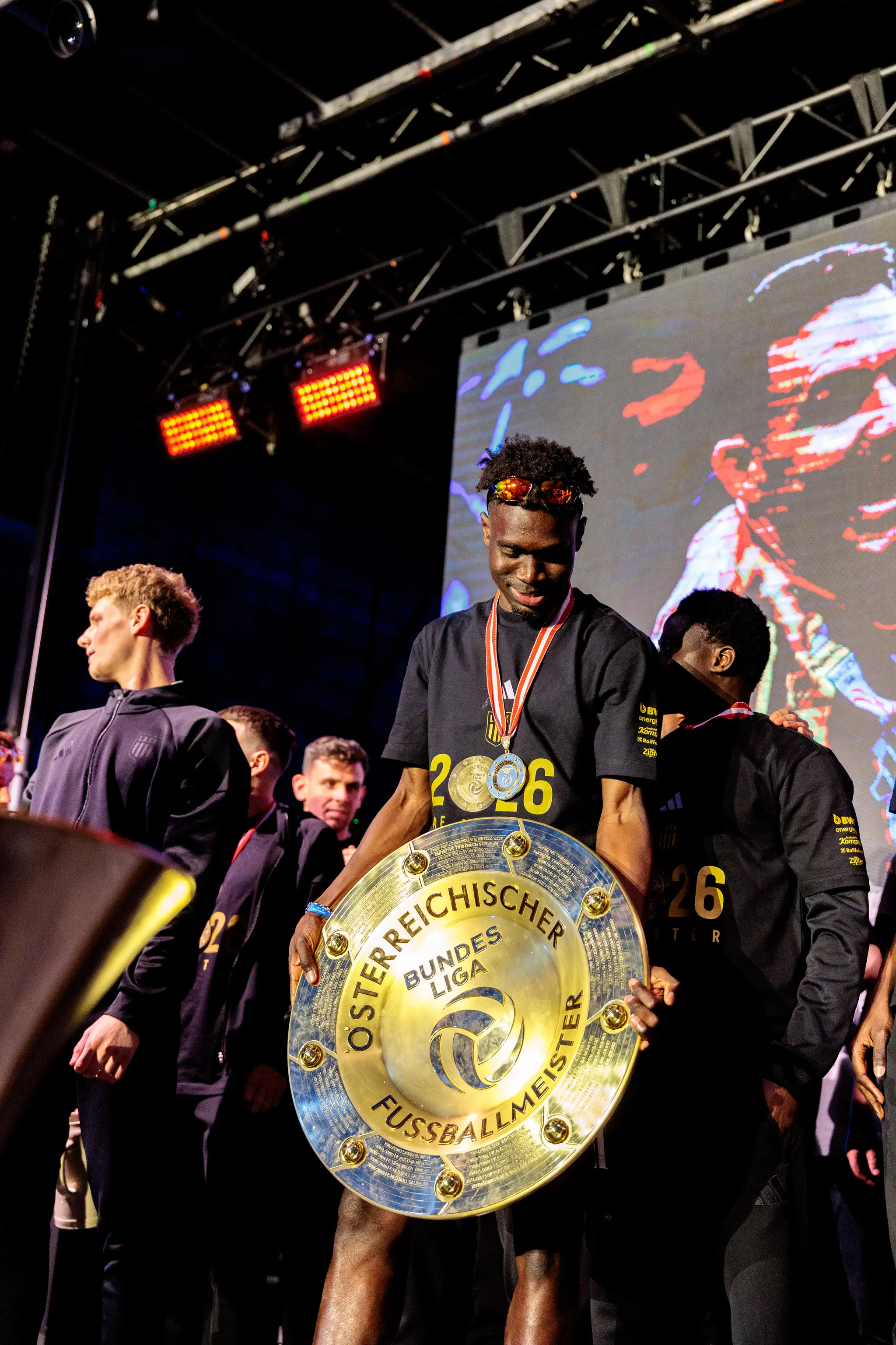 Nahaufnahme des goldenen Meistertellers der österreichischen Bundesliga während der LASK-Meisterfeier in Linz