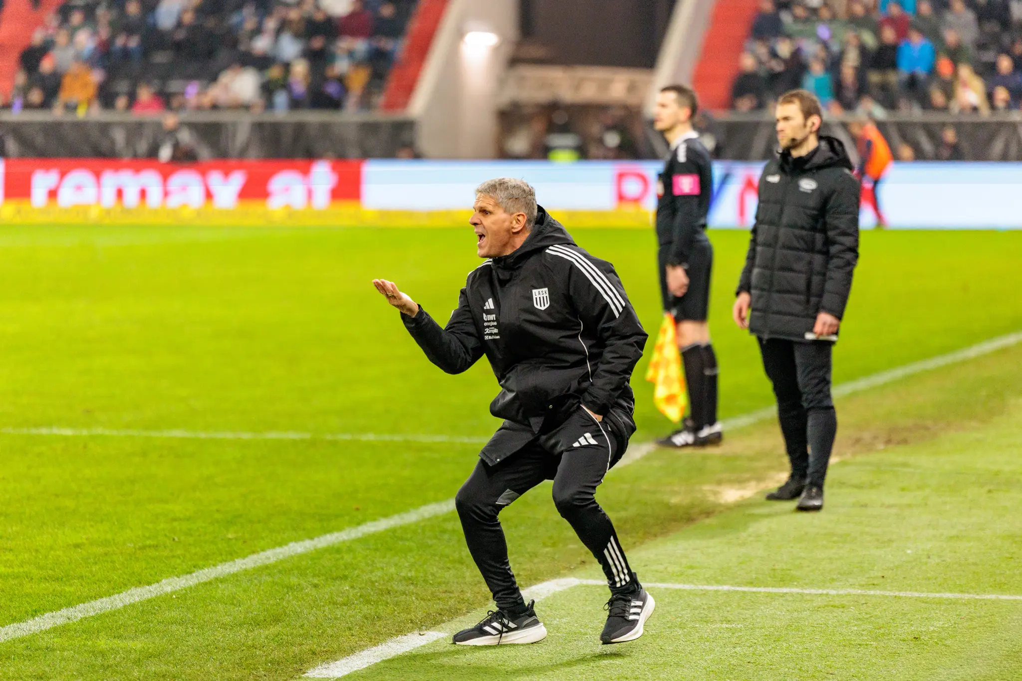 Der LASK-Trainer gestikuliert leidenschaftlich am Spielfeldrand während eines spannenden Cupspiels