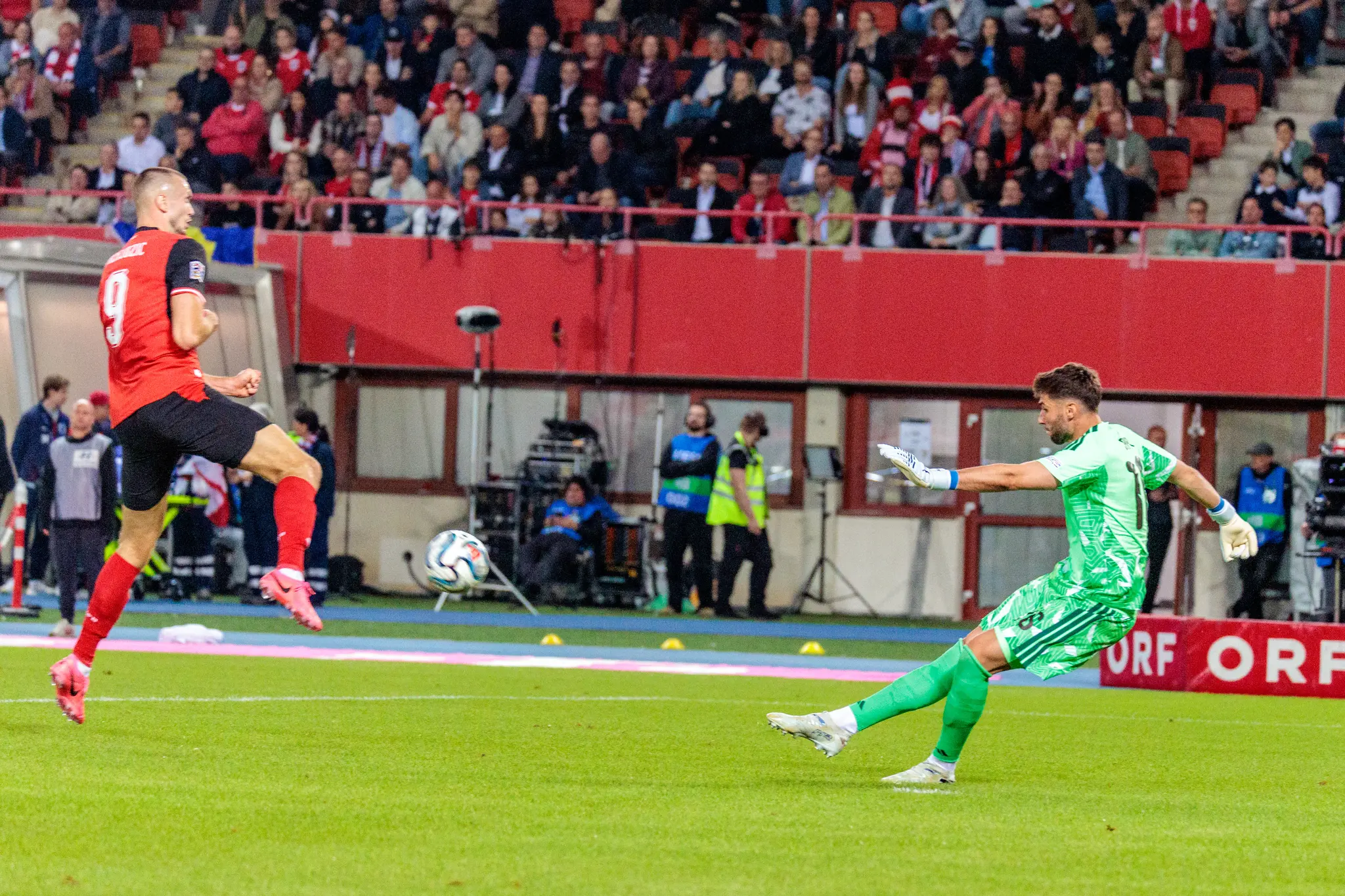 Sasa Kalajdzic (9) steigt zum Ball, Kosovos Tormann Amir Saipi (16) klärt mit der Faust.
