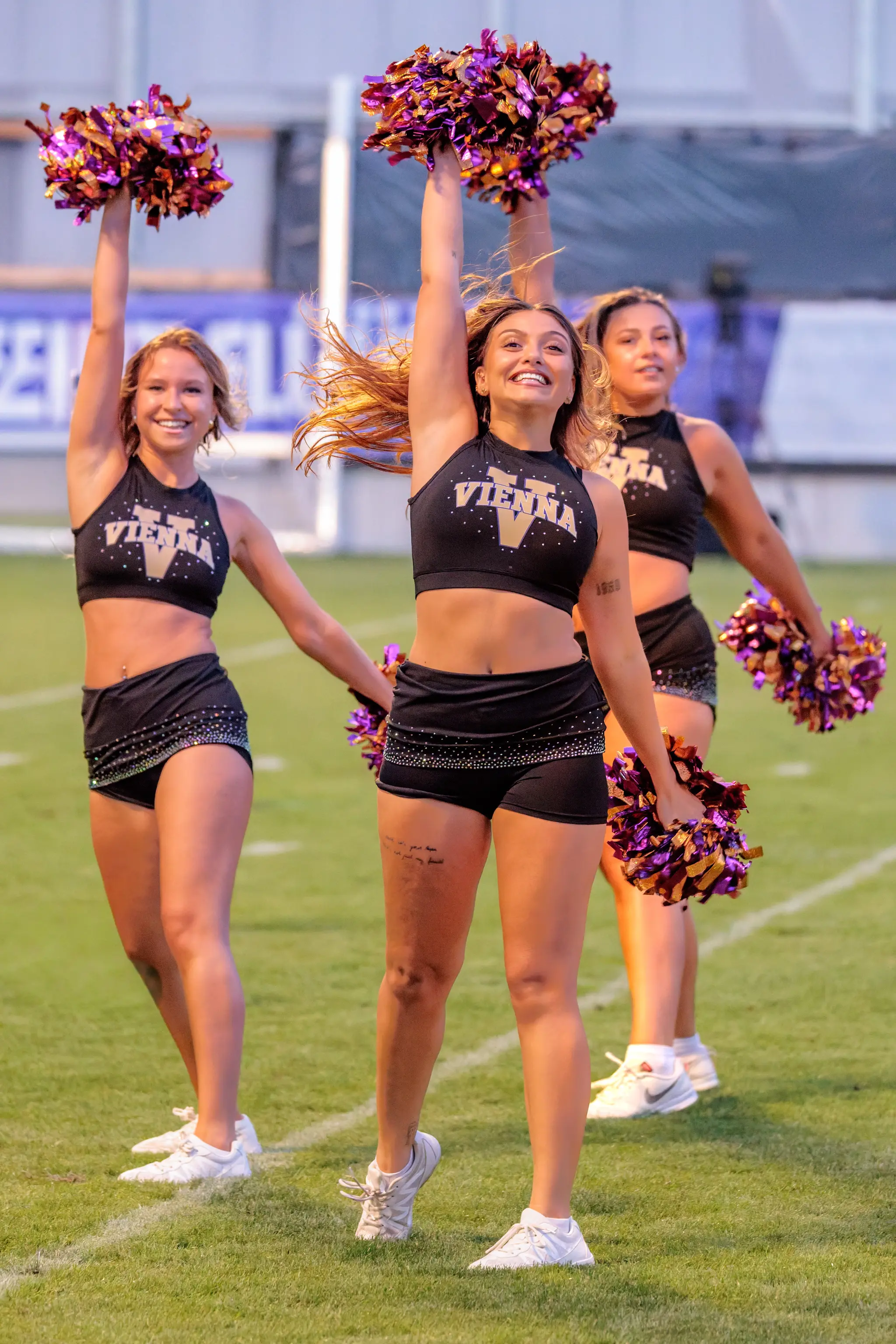 Cheer-Show in der Pause nach dem dritten Quarter: Die Tänzerinnen des Vienna Vikings Spirit Squad peitschen mit violett-goldenen Pompoms die Stimmung hoch – Showeinlage vor den Rängen.