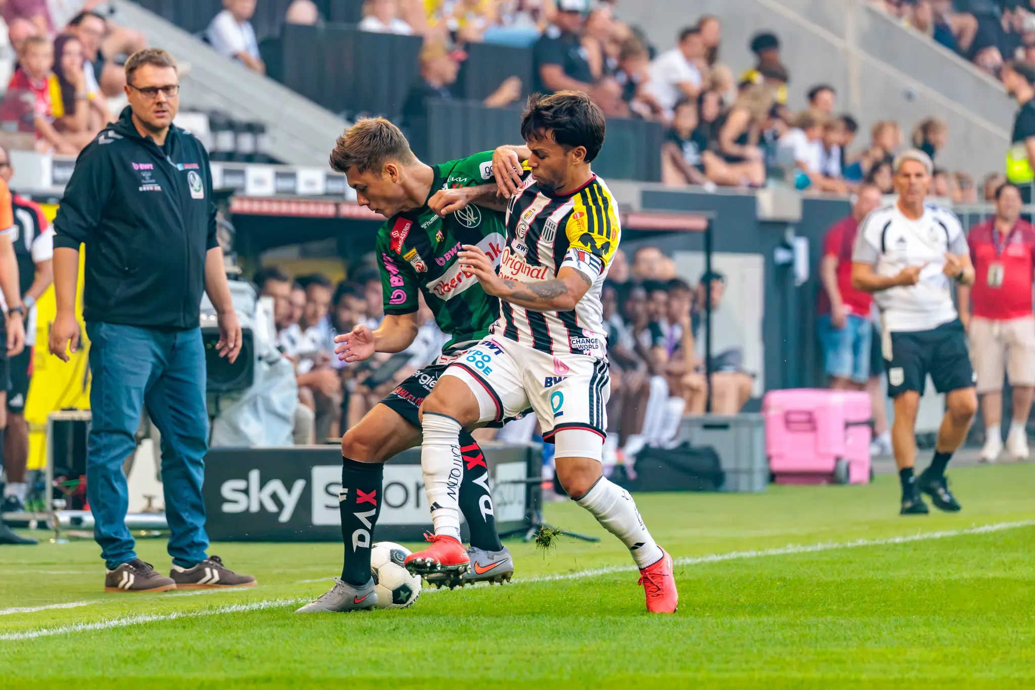 Horvath im Zweikampf an der Seitenlinie gegen einen SV-Ried-Spieler