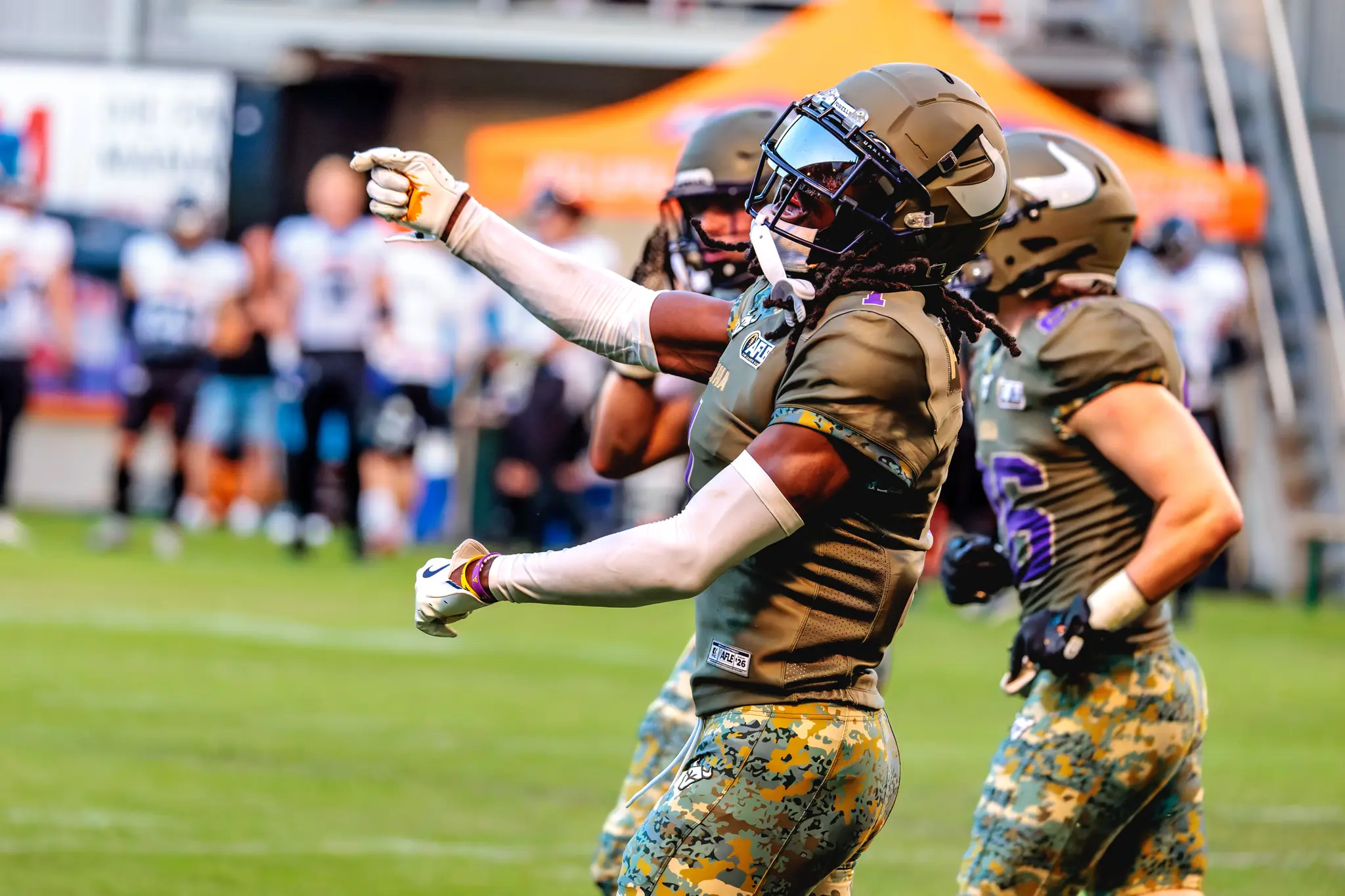 Vikings-Spieler Marloshawn Franklin Jr. (Nummer 1) zeigt nach einem Spielzug mit ausgestrecktem Arm Richtung Spielfeld.