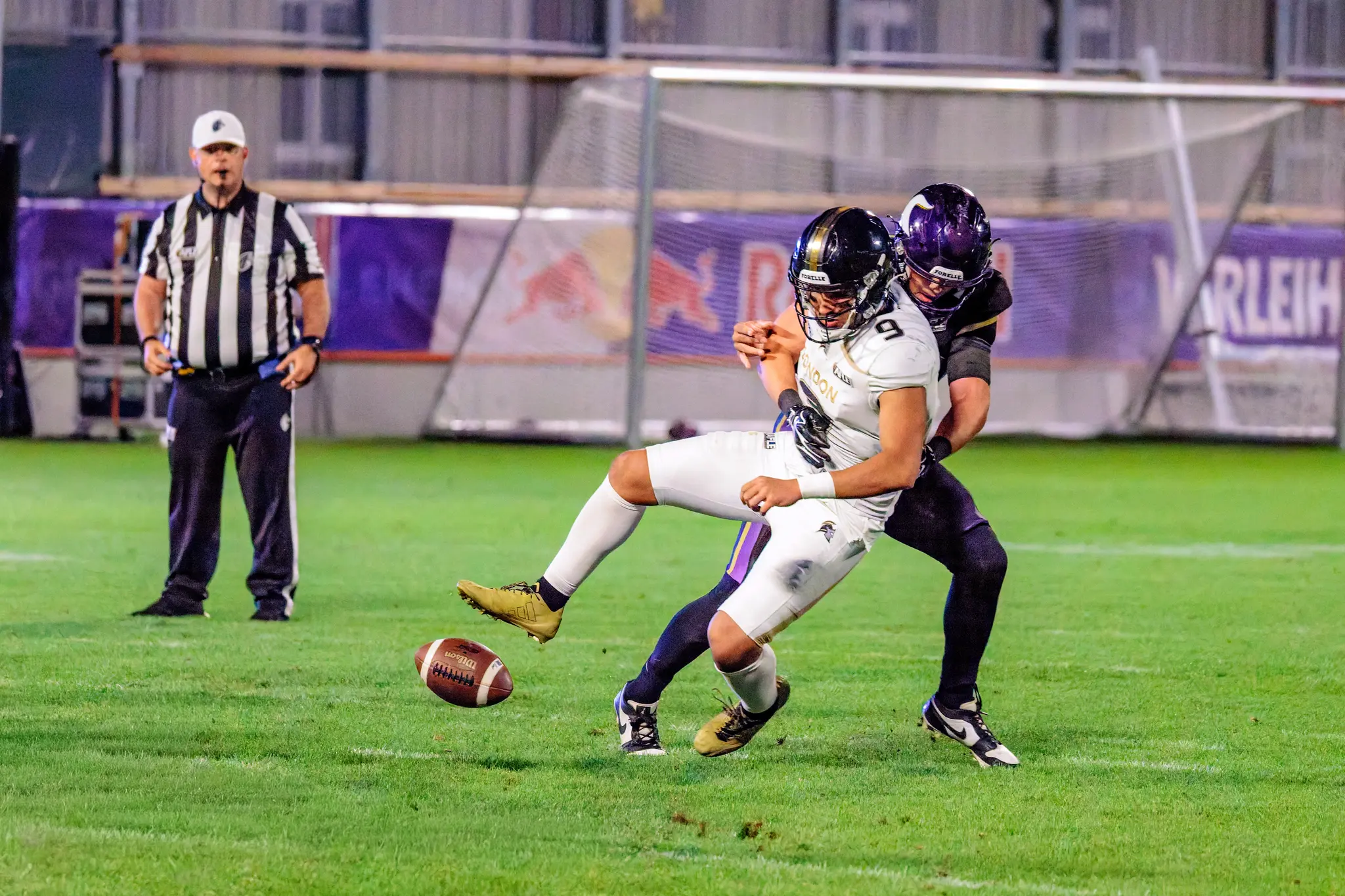 Der Ball ist frei: Beim Tackle schlägt ein Vikings-Verteidiger dem London-Quarterback (9) den Ball aus den Händen, er springt über den Rasen – erzwungener Fumble im vierten Viertel.
