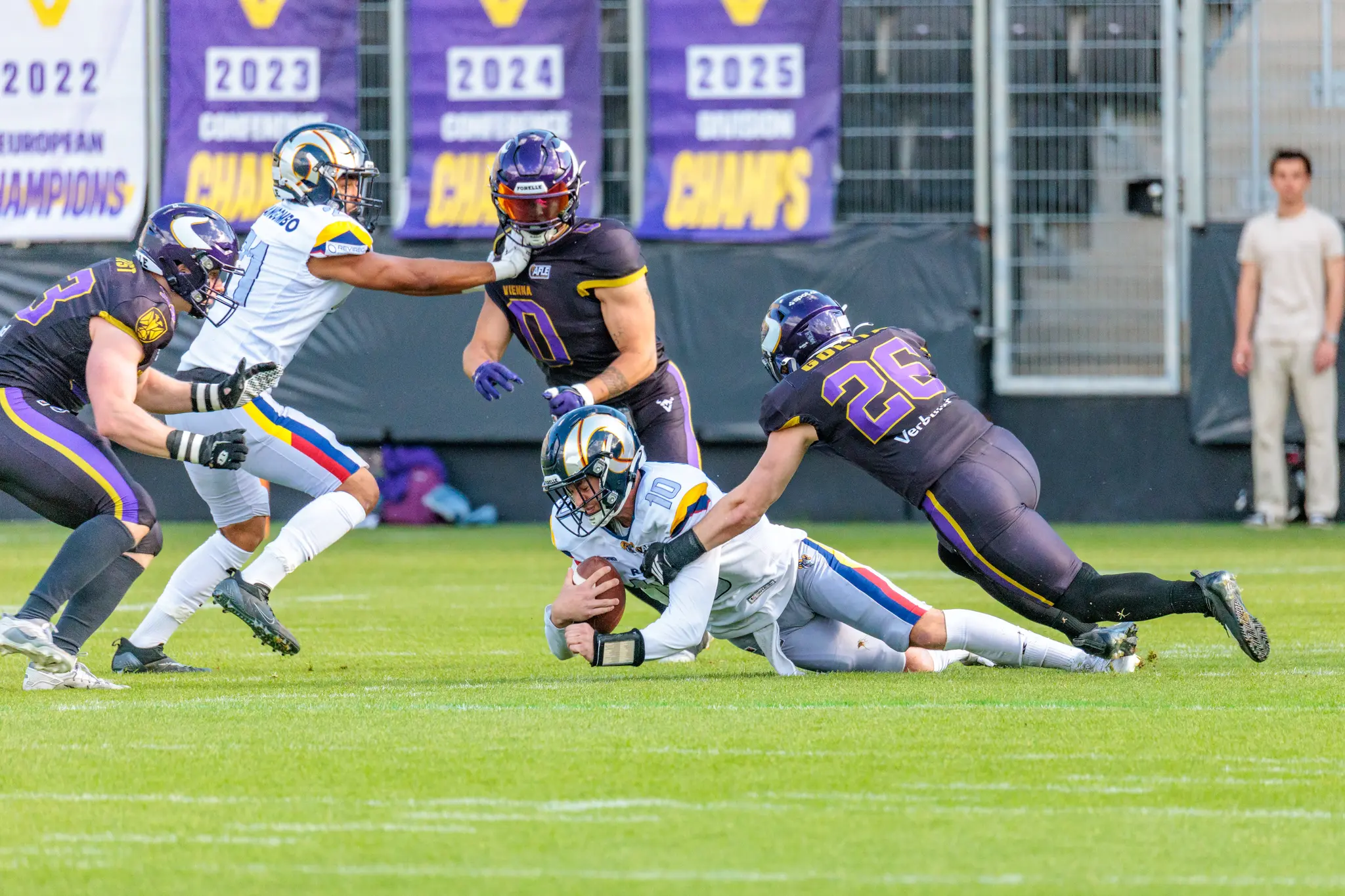Ein Spieler der Alpine Rams wird von mehreren Gegenspielern der Alpine Rams am Boden getackelt