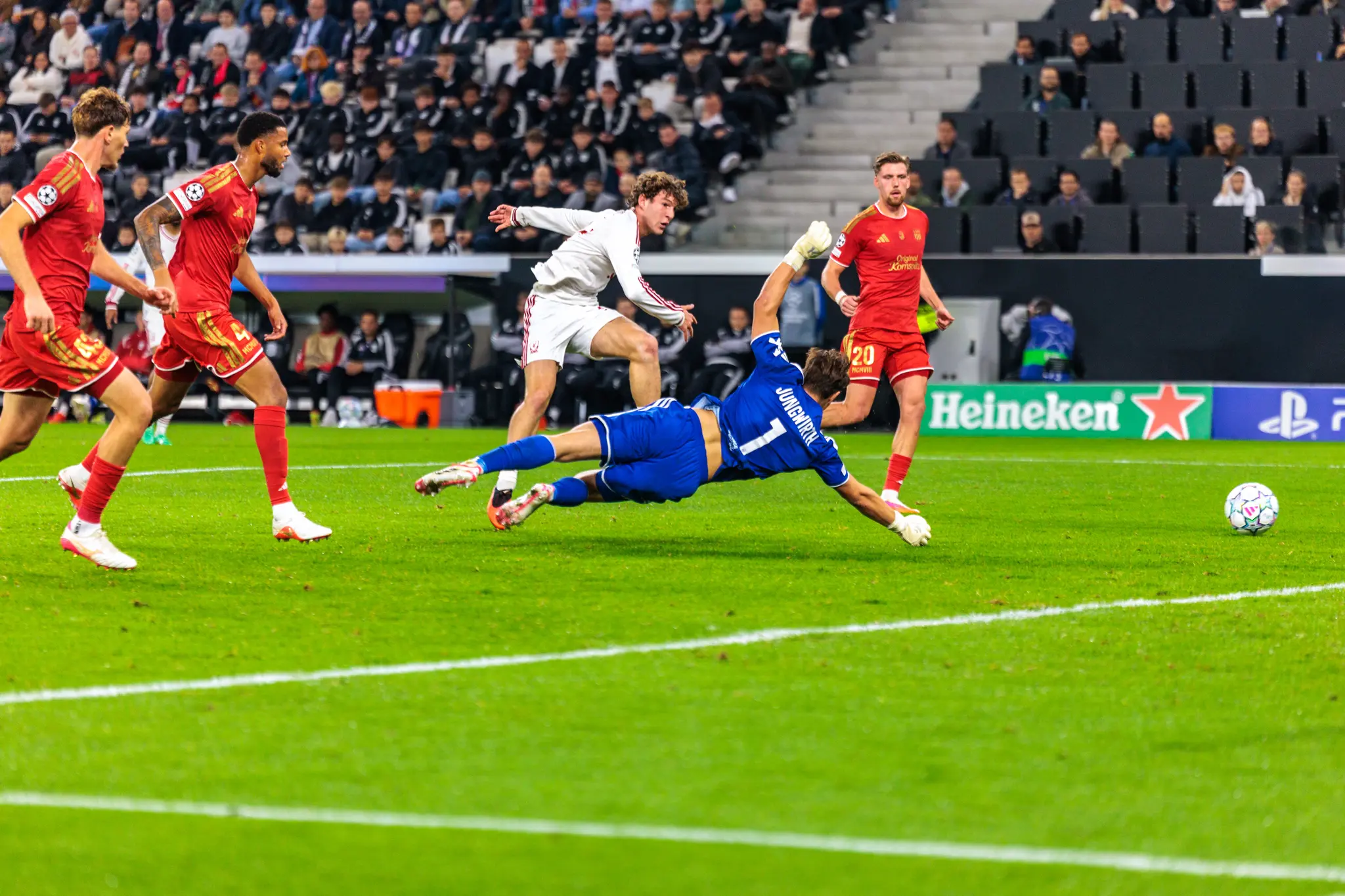 LASK-Torwart Lukas Jungwirth (1) wirft sich im Strafraum dem Ball entgegen, der über den Rasen rollt.