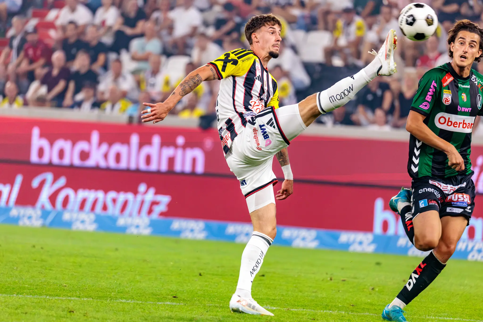 Lang (LASK) versucht, einen hohen Ball zu erreichen