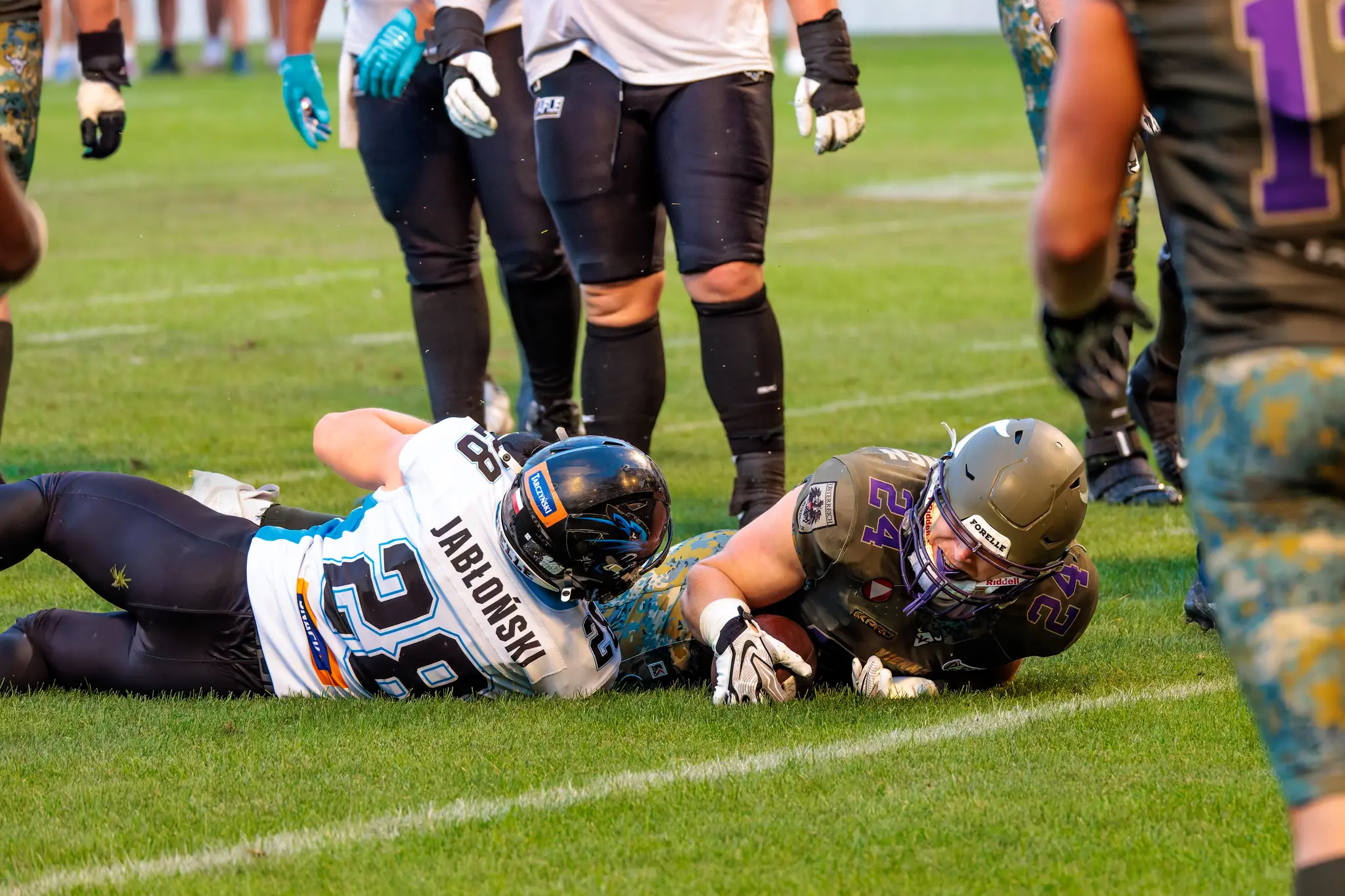 Vikings-Spieler Karri Pajarinen (Nummer 24) wird von Panthers-Spieler Jablonski getackelt.