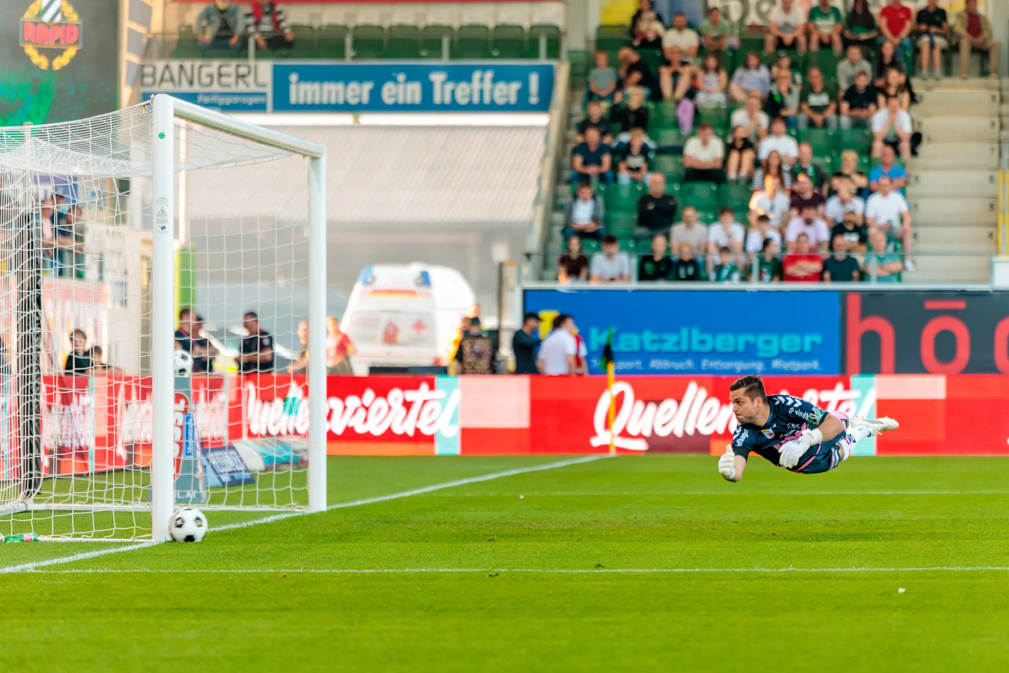 Der Torhüter von SV Ried schaut nach einem Torschuss dem Ball zu, wie er nur knapp das Tor verpasst