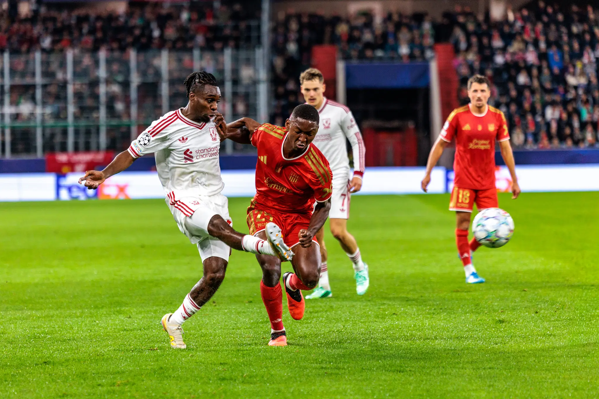 Rio Ngumoha (73) zieht mit rechts ab, LASK-Verteidiger Yvan Dibango (25) lehnt sich daneben in den Zweikampf.