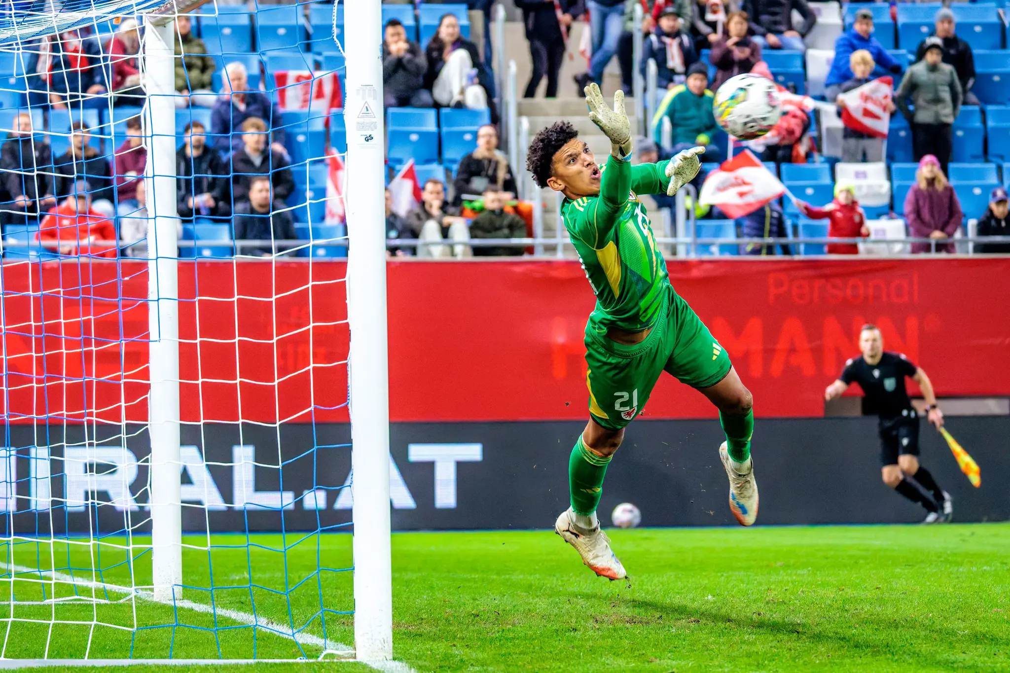 Der walisische U21-Tormann Lewys Benjamin wehrt in seinem grünen Trikot mit einer spektakulären Flugparade einen Torschuss im Spiel gegen Österreich ab