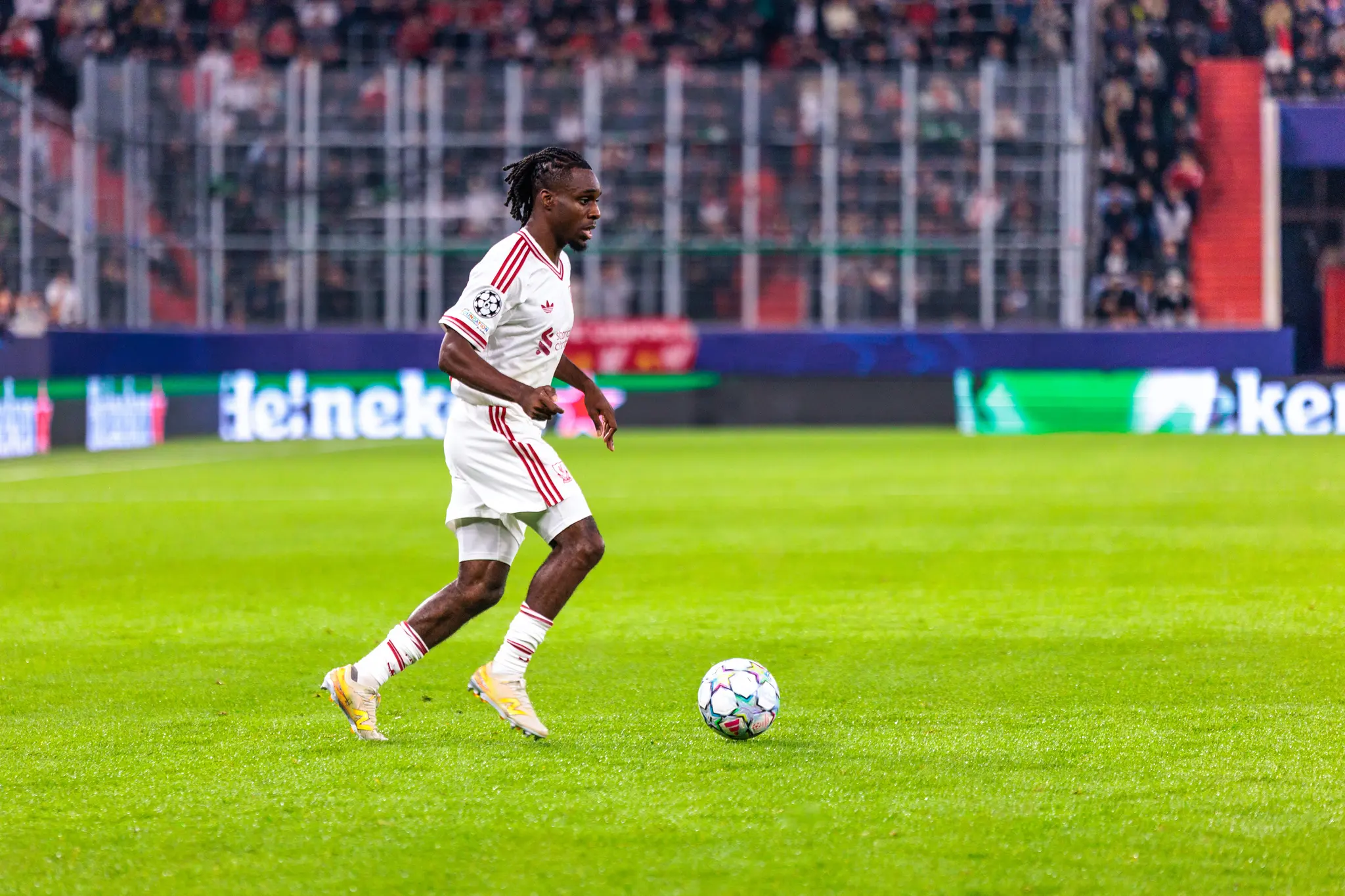 Rio Ngumoha (73) führt den Ball am Fuß über den Rasen, im Hintergrund leuchten die LED-Banden.