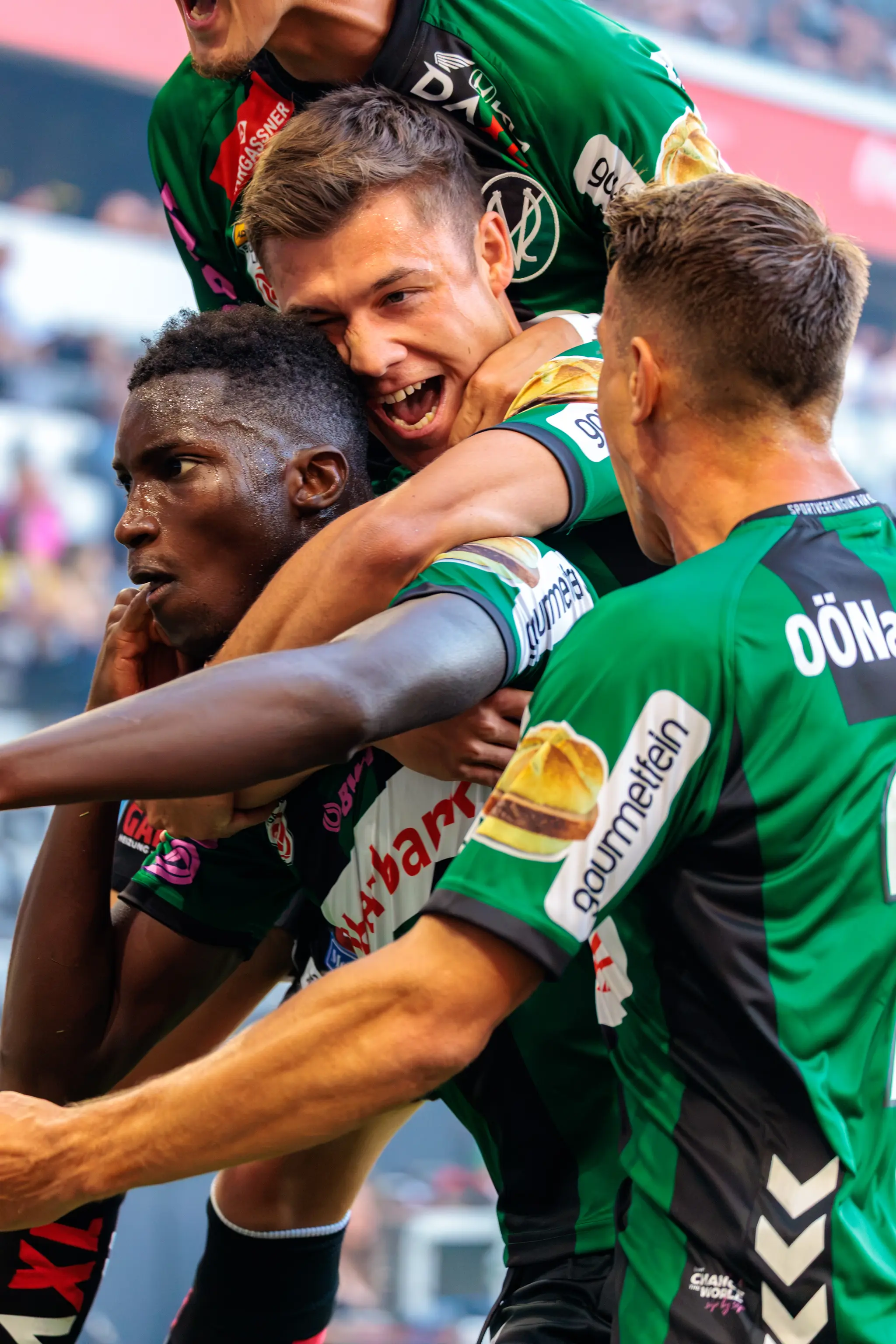 Ried-Jubelgruppe um Sissoko, daneben Schwab und Radonjic nach dem 0:1