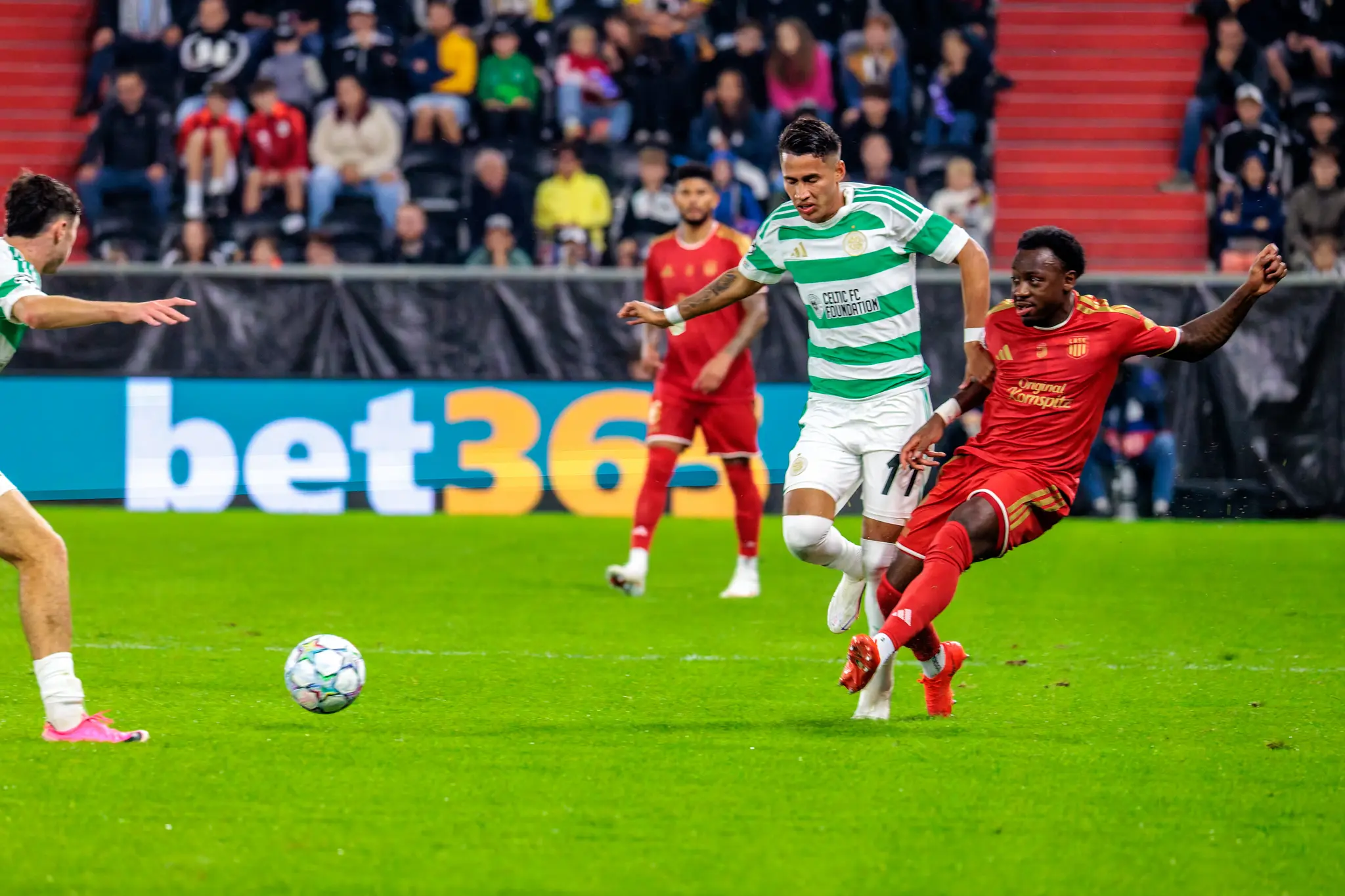 Duran dreht sich um Bello und treibt den Ball in die Tiefe - bei Celtic laeuft der Konter, trotz Dauerregen im Raiffeisen-Kessel.
