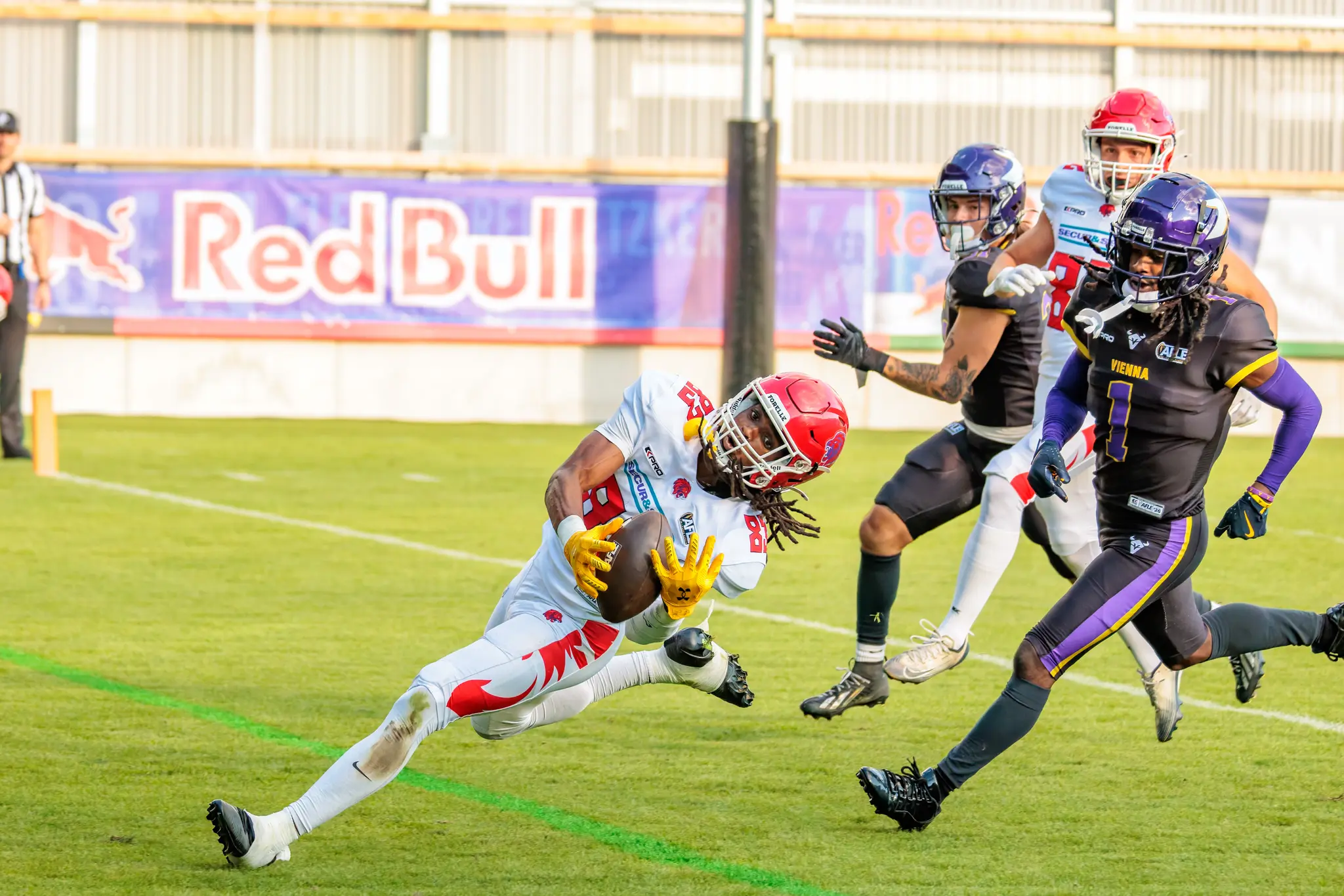 Touchdown für die Gäste: Red-Lions-Receiver (83) sichert den Ball vor Marloshawn Franklin Jr (1) in der Endzone – erfolgreicher Abschluss eines Gäste-Drives.
