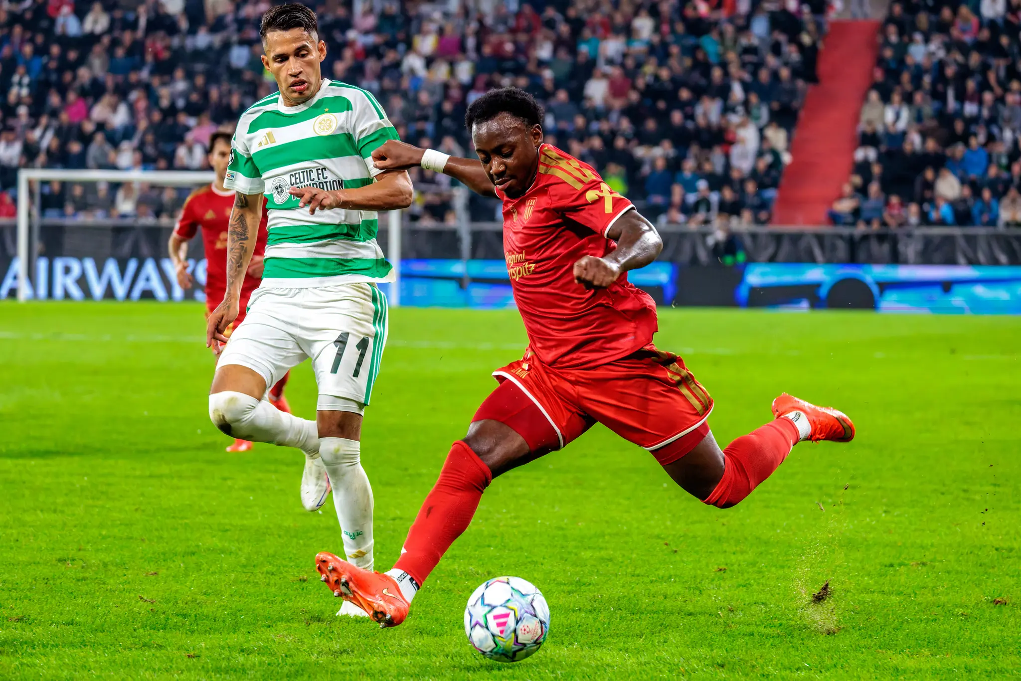 Blitzschnell über nassen Rasen: LASKs Usor sprintet an Celtics Duran vorbei und treibt den nächsten Angriff an.