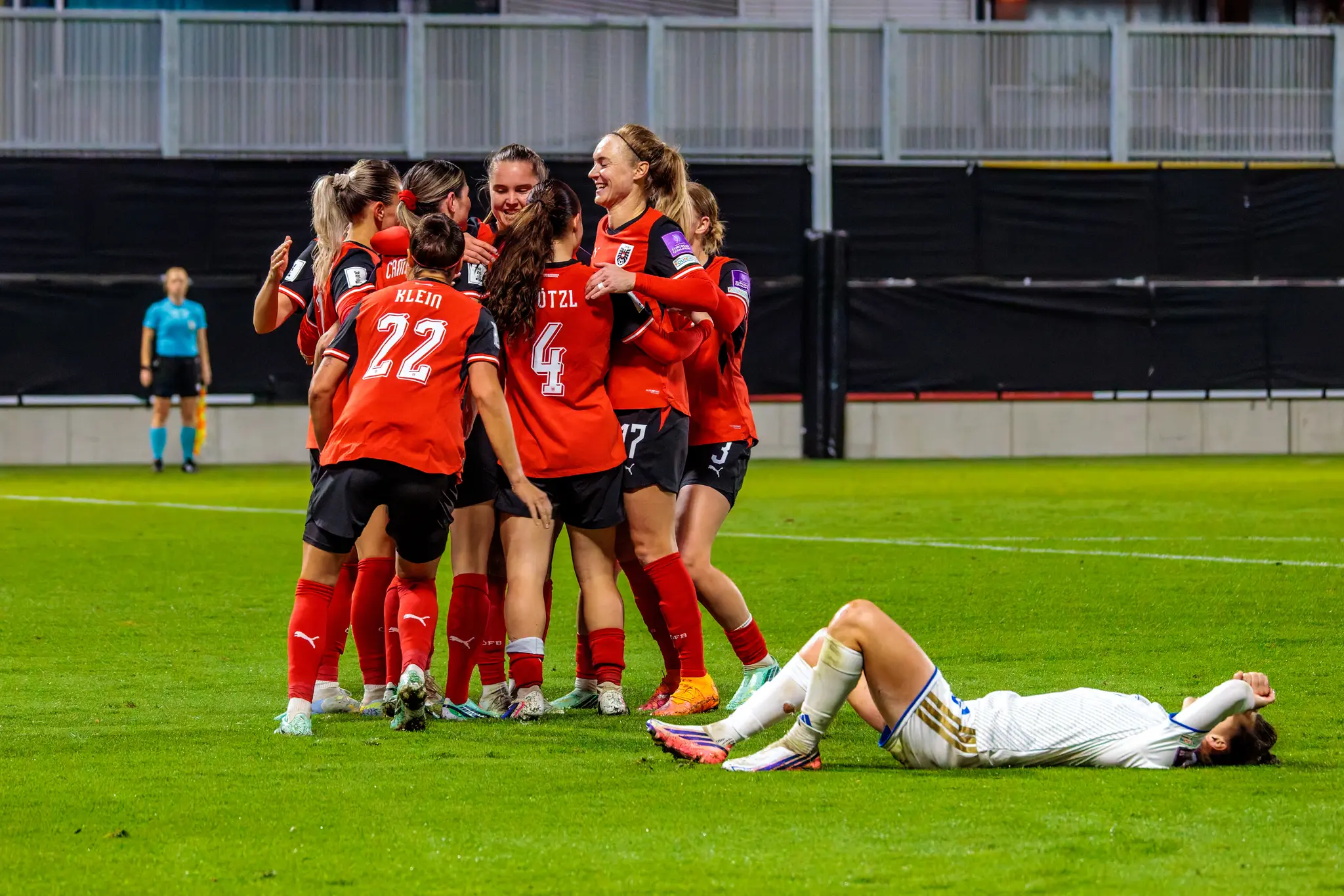 Die ÖFB-Spielerinnen fallen sich nach dem vierten Treffer in die Arme, während eine Spielerin aus Kosovo am Boden liegt.