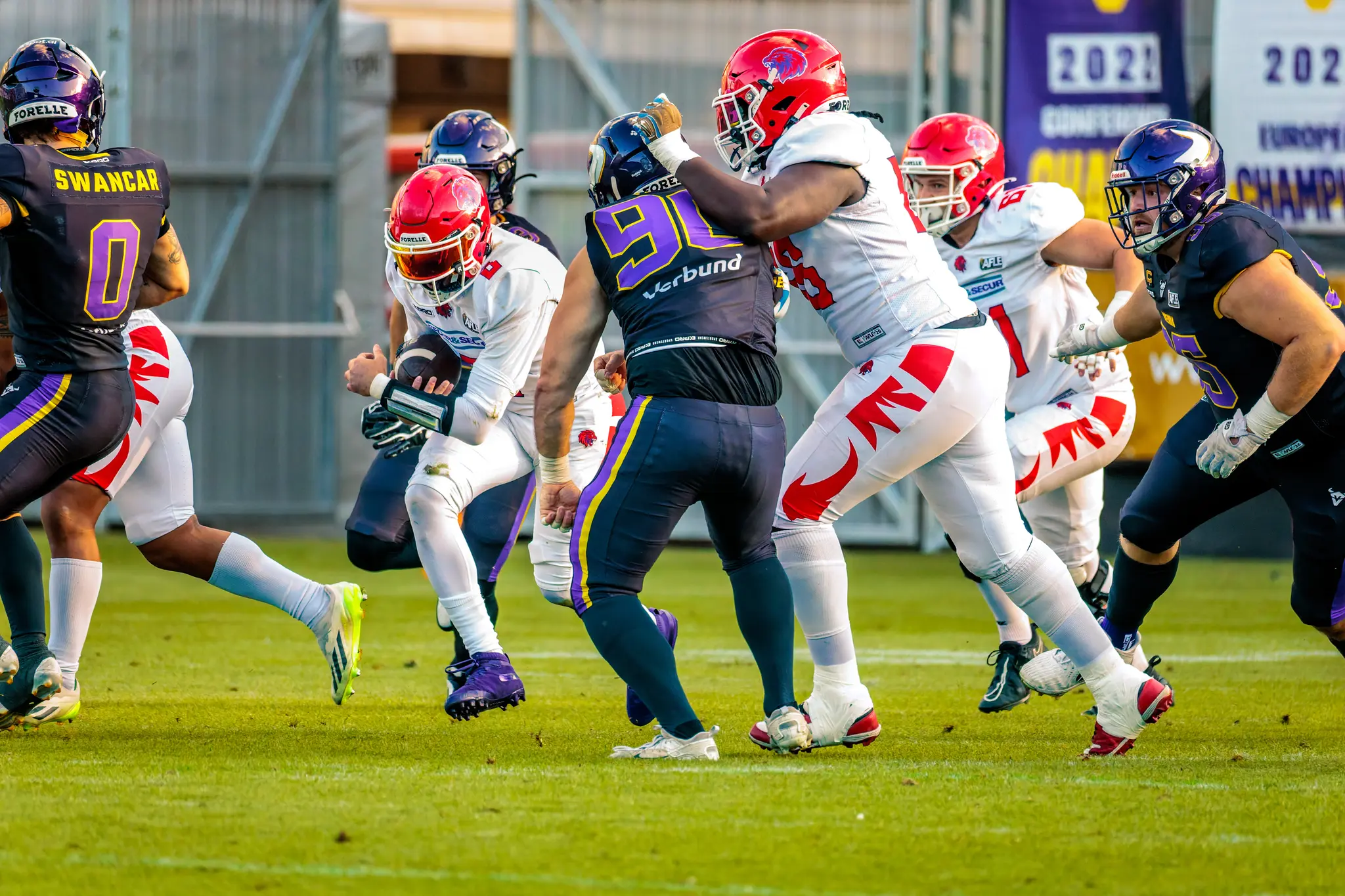 Manuel Radfux (90) nimmt Kurs auf den Red-Lions-Ballträger und schüttelt seinen Blocker ab – im Vordergrund löst sich Florian Sudi (95) ebenfalls; die 0 im Hintergrund ist nicht in diese Aktion involviert.