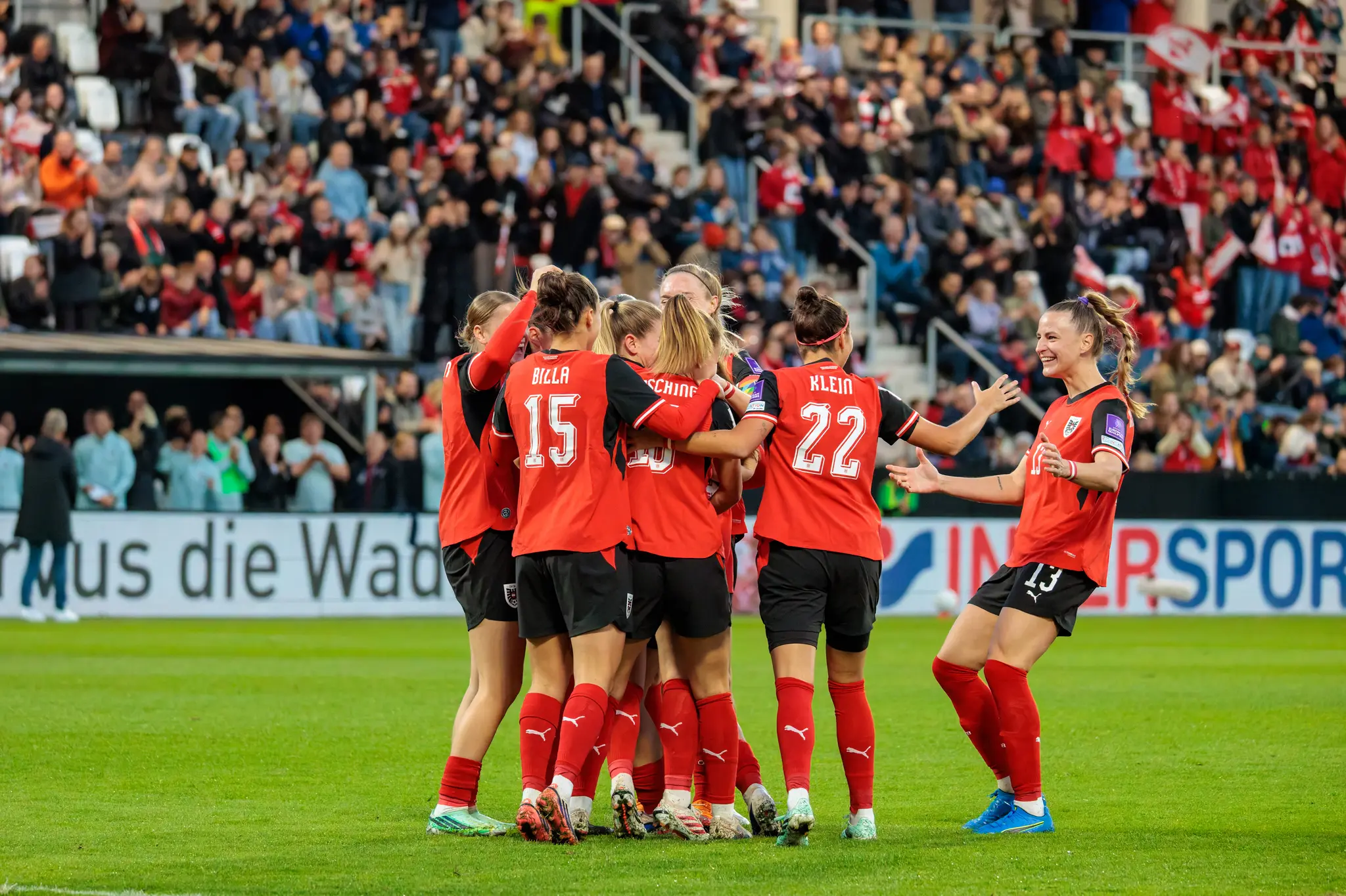 Die Österreicherinnen feiern die frühe Führung gemeinsam vor den Fans, darunter Nicole Billa (15), Annabel Schasching (16) und Jennifer Klein (22).