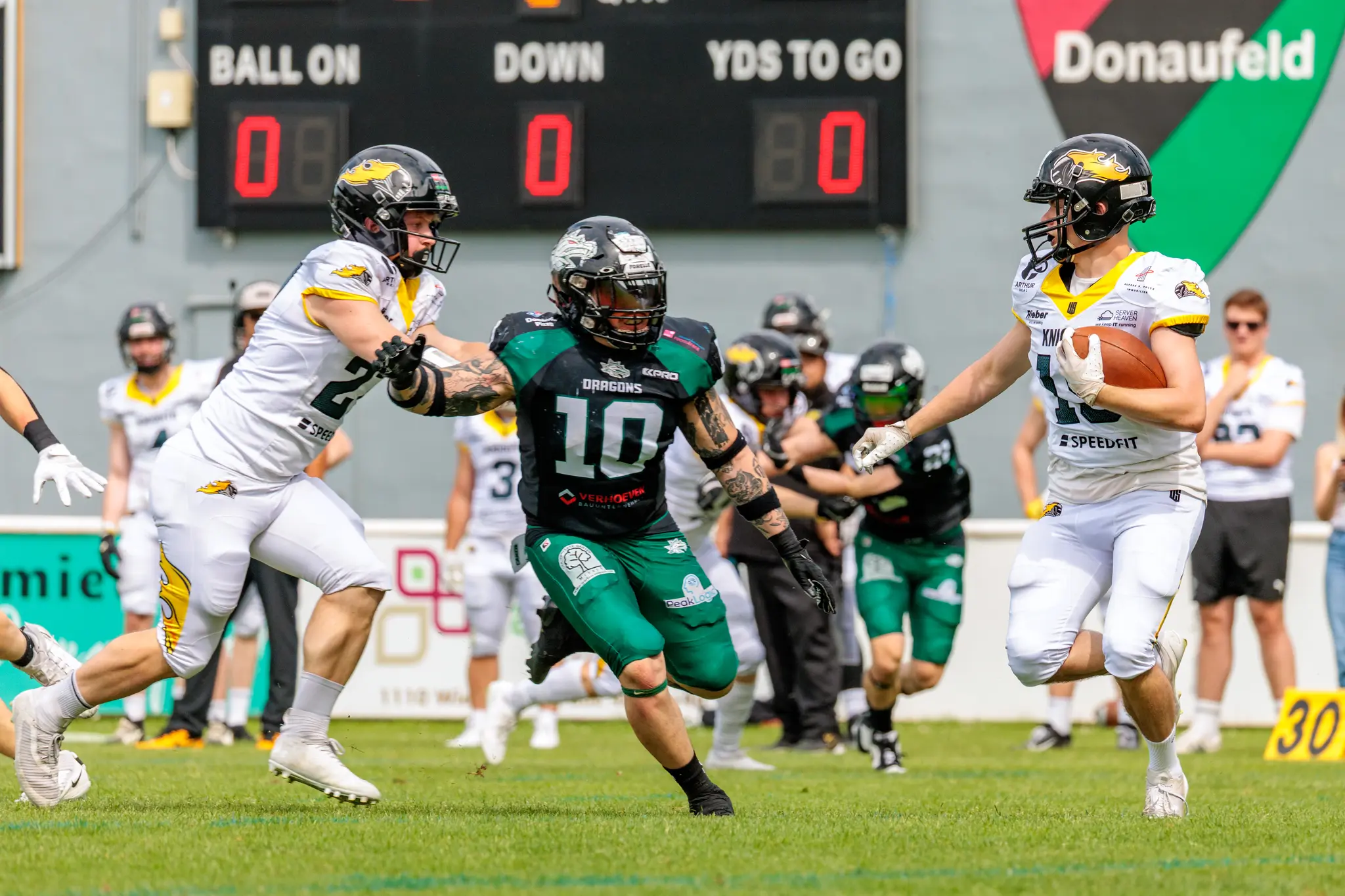 Actionreiche Szene beim AFL Spiel zwischen Danube Dragons und Vienna Knights