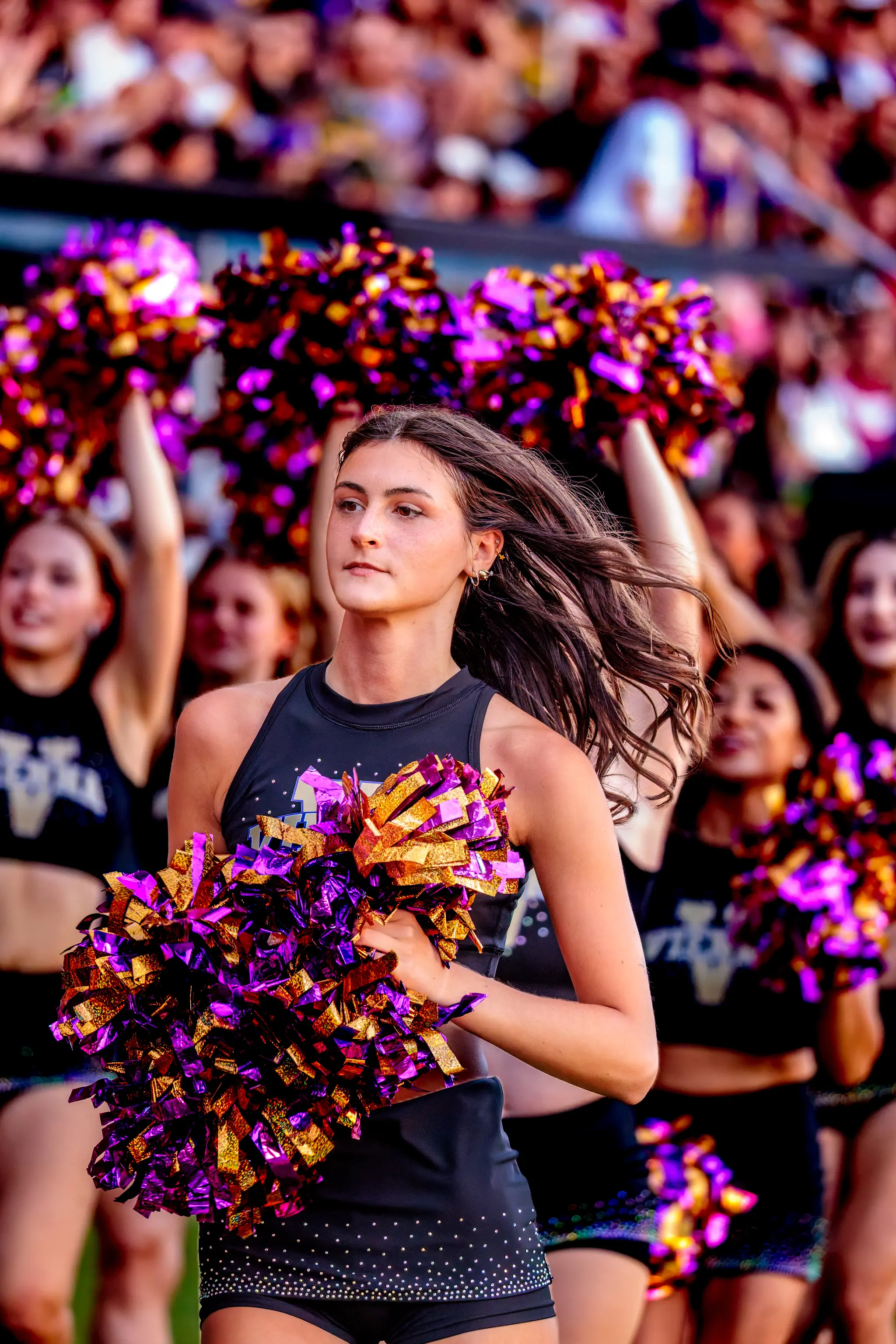 Beim Seitenwechsel stehen Tänzerinnen des Vienna Vikings Cheer Squads am Spielfeldrand – im goldenen Abendlicht feuern sie die Fans zwischen den Vierteln an.