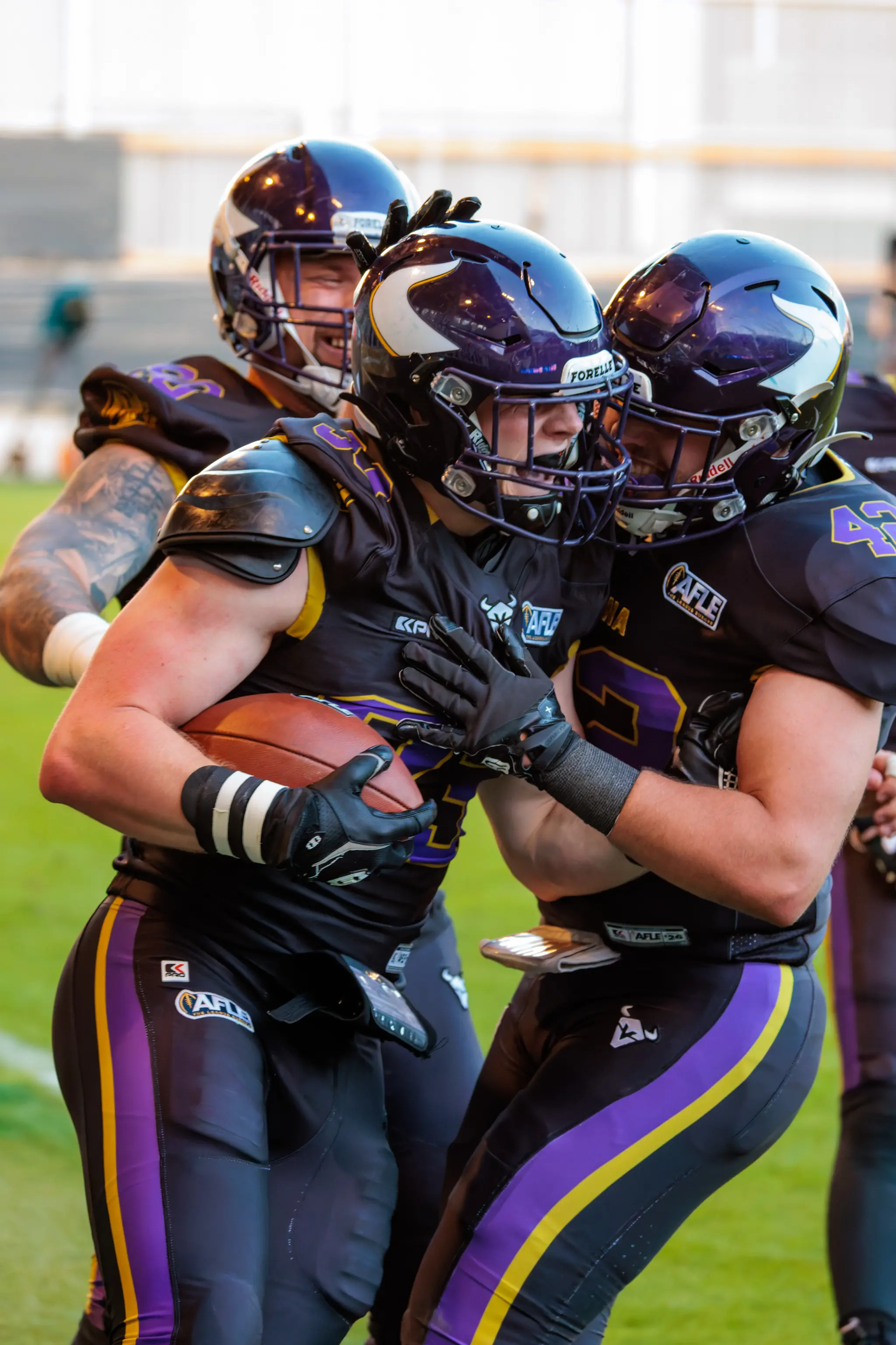 Spieler der Vienna Vikings feiern einen defensiven Touchdown nach einem Fehler der Alpine Rams im AFLE-Spitzenspiel