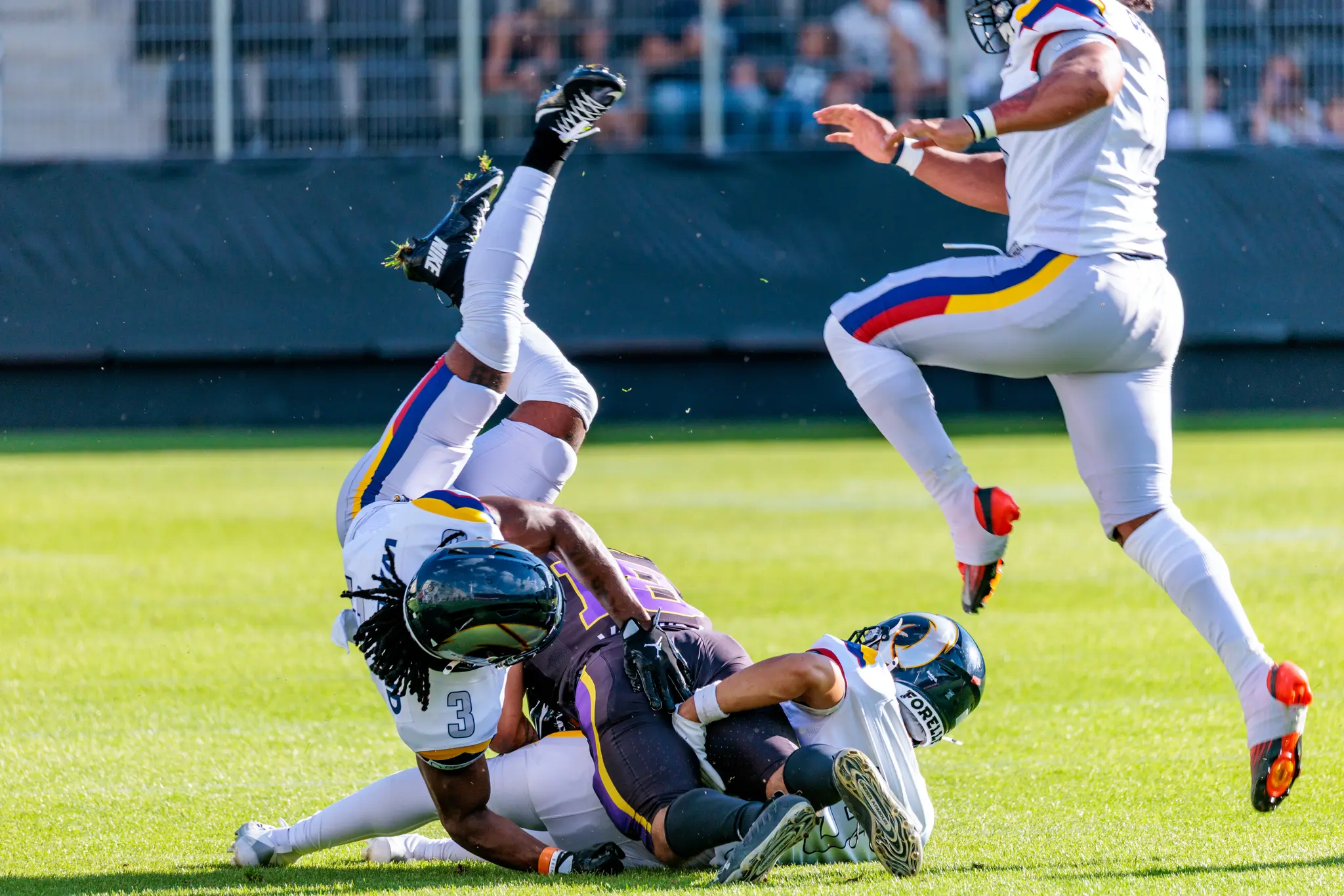 Actionreiche Szene eines Tacklings während des AFLE-Spiels zwischen den Vienna Vikings und den Alpine Rams