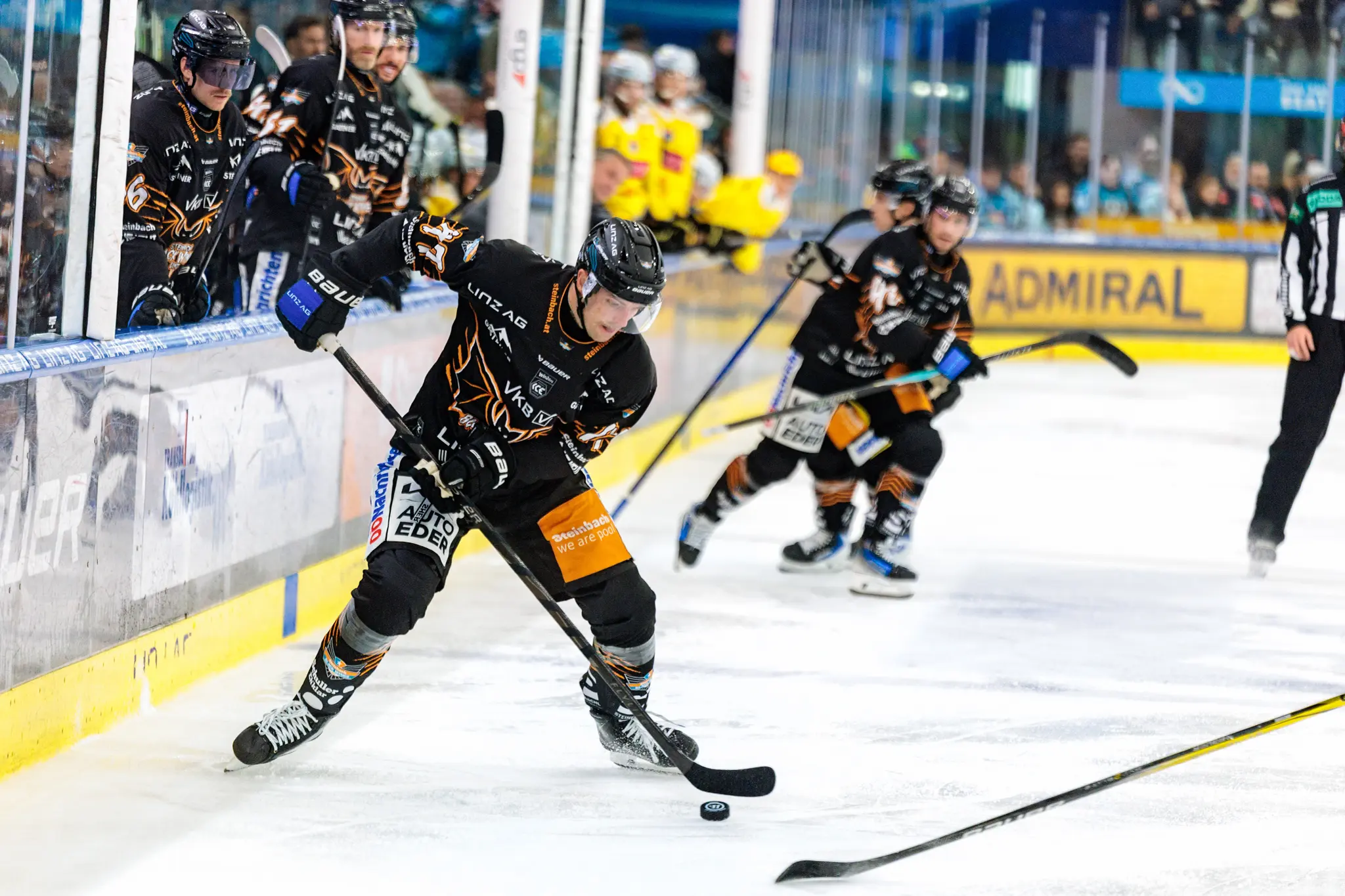 Travis Barron von den Black Wings Linz führt während eines Eishockeyspiels den Puck über das Eis