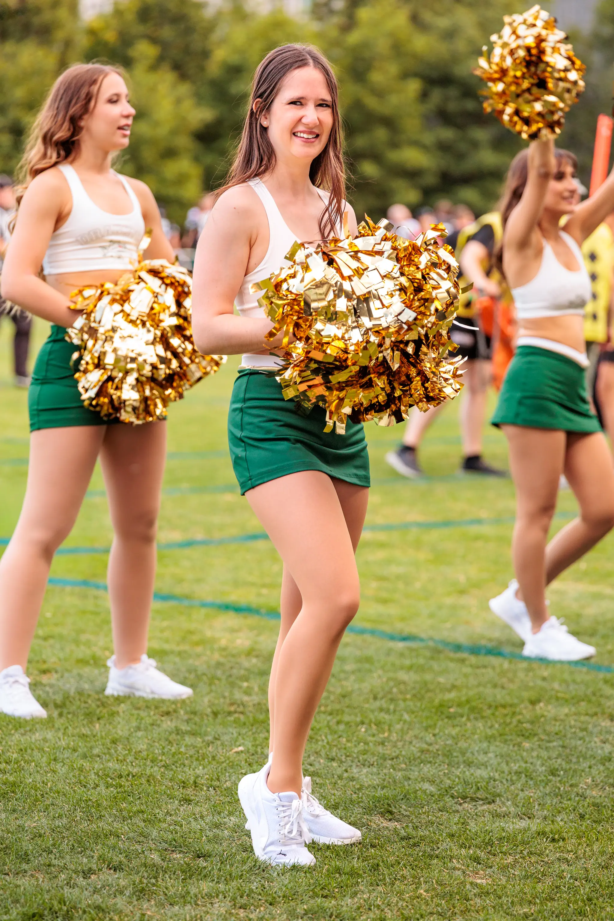 Danube Dragons Cheerleader im Vollbild mit goldenen Pom-Poms und weißem Top beim AFL-Playoff 2026 zwischen Danube Dragons und Vienna Vikings