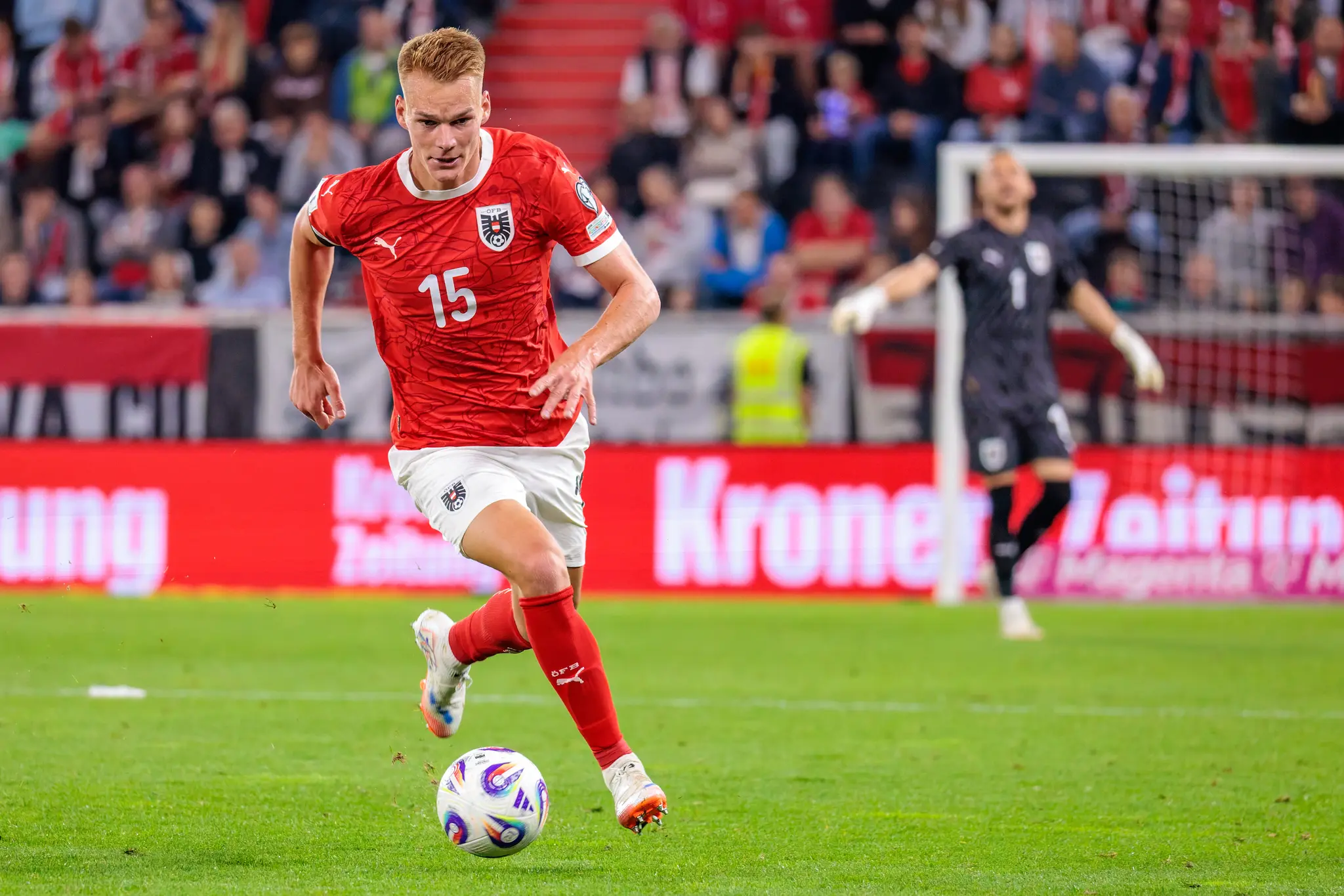 Philipp Lienhart im roten Österreich-Trikot dribbelt den Fußball konzentriert während des WM-Qualifikationsspiels gegen Zypern