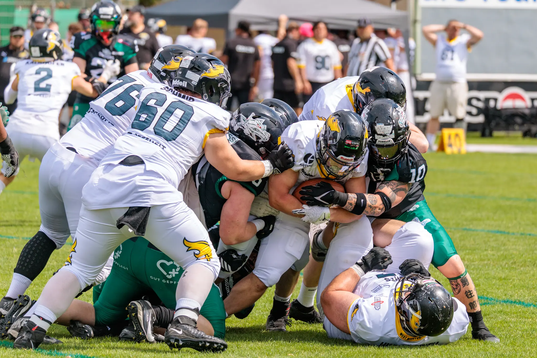 Actionreiche Tackling-Szene zwischen den Danube Dragons und Vienna Knights beim American Football Spiel
