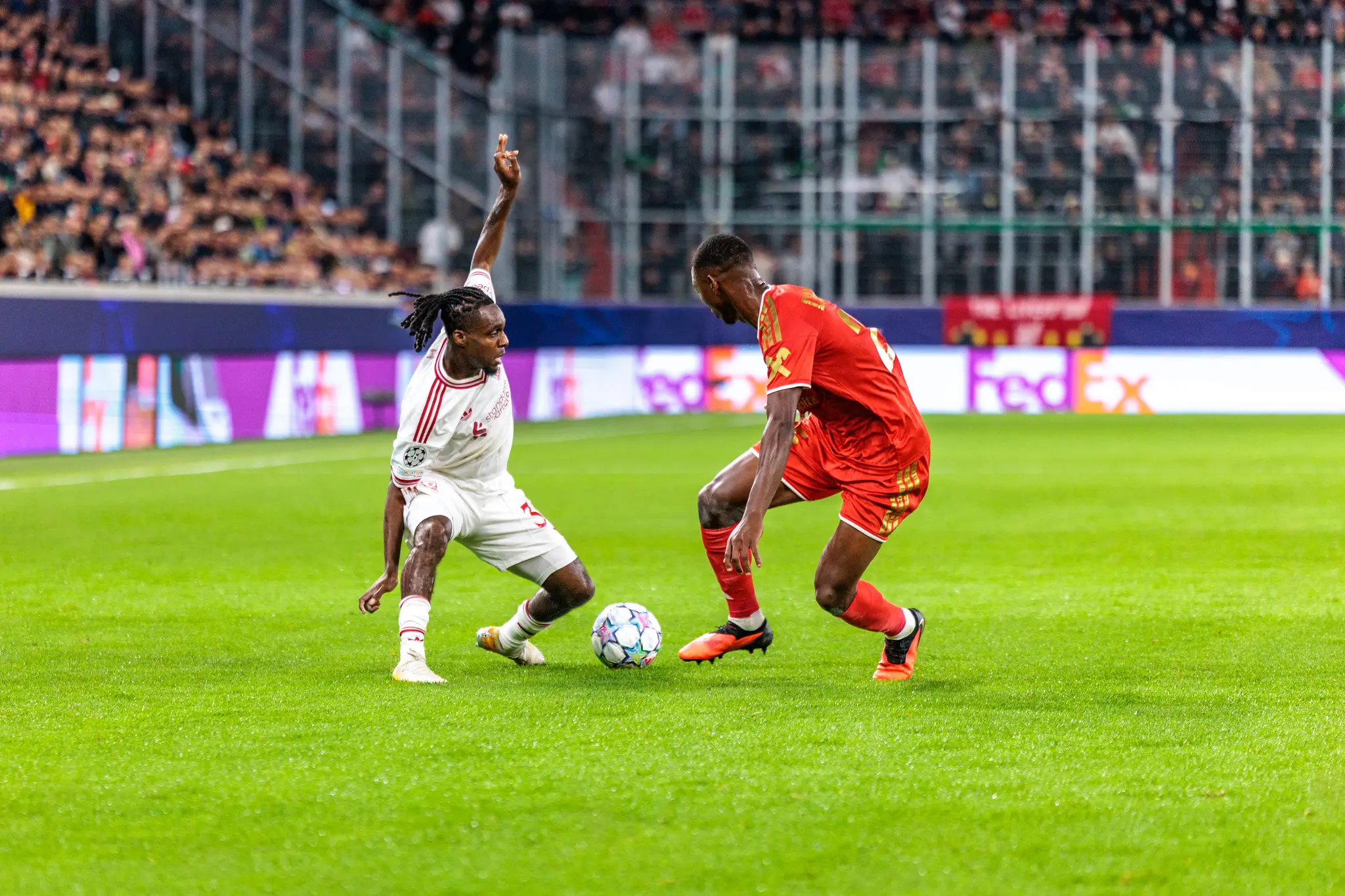 Rio Ngumoha (73) rutscht im Zweikampf über den Rasen und reißt den Arm mit erhobenem Zeigefinger hoch, LASK-Verteidiger Yvan Dibango (25) steht mit dem Ball über ihm.