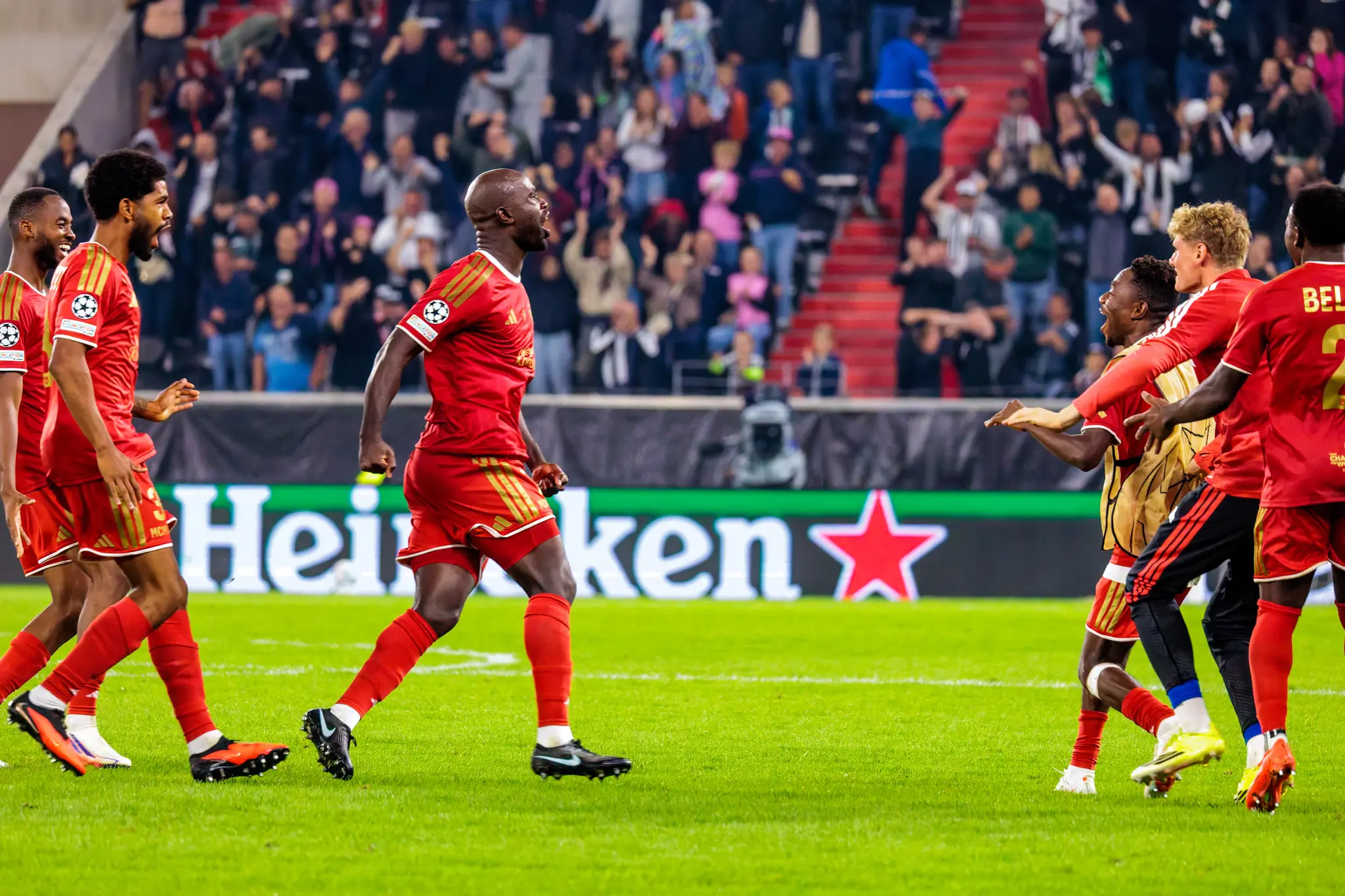 Nach Adenirans 5:1 brüllt sich Mbuyamba die Regenluft aus der Lunge, Danek, Bello und die Bank stürmen heran - die Raiffeisen Arena kocht.