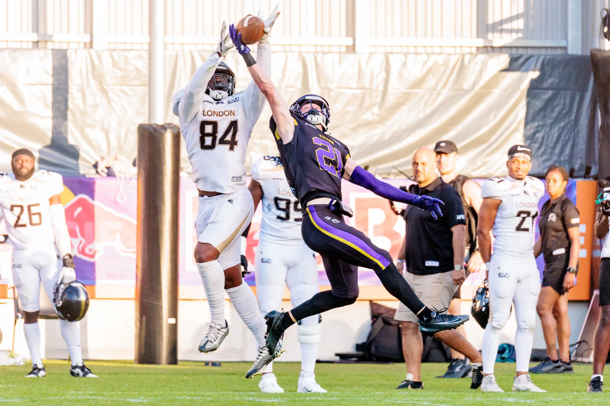 Am Pylon springt London-Receiver Nr. 84 zum Pass, Clemens Walz (51) versucht zu stören – Vorbote des nächsten Touchdowns der Warriors im zweiten Viertel.