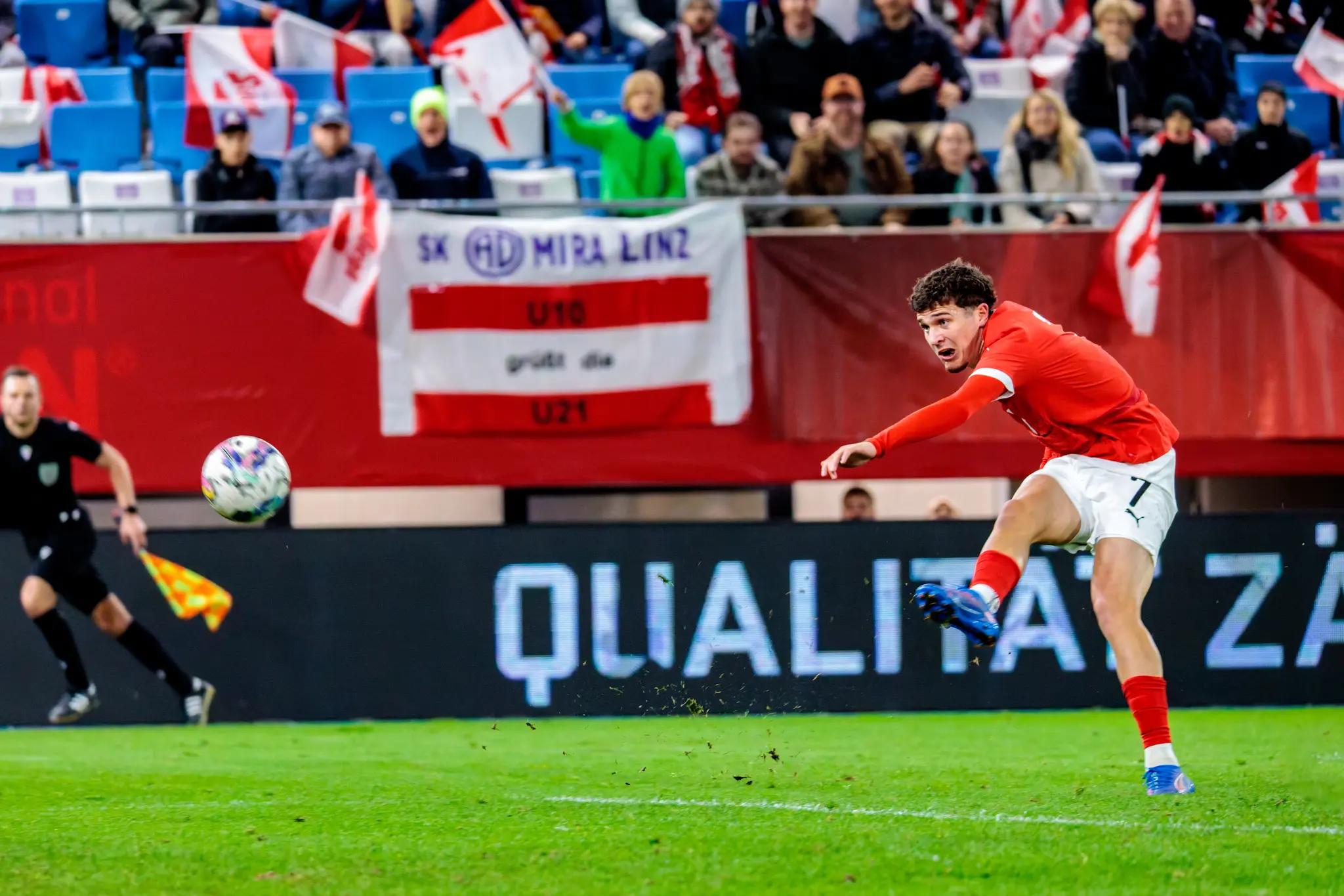 Österreichs U21-Spieler Moritz Wels zieht im roten Trikot mit der Nummer 7 bei einem Distanzschuss im EM-Qualifikationsspiel gegen Wales kraftvoll ab