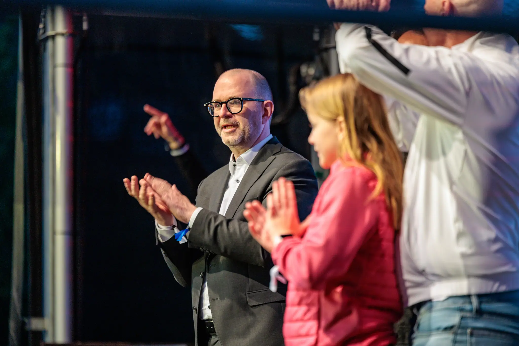 Ein Ehrengast applaudiert während der emotionalen Meisterfeier des LASK auf der Bühne in Linz