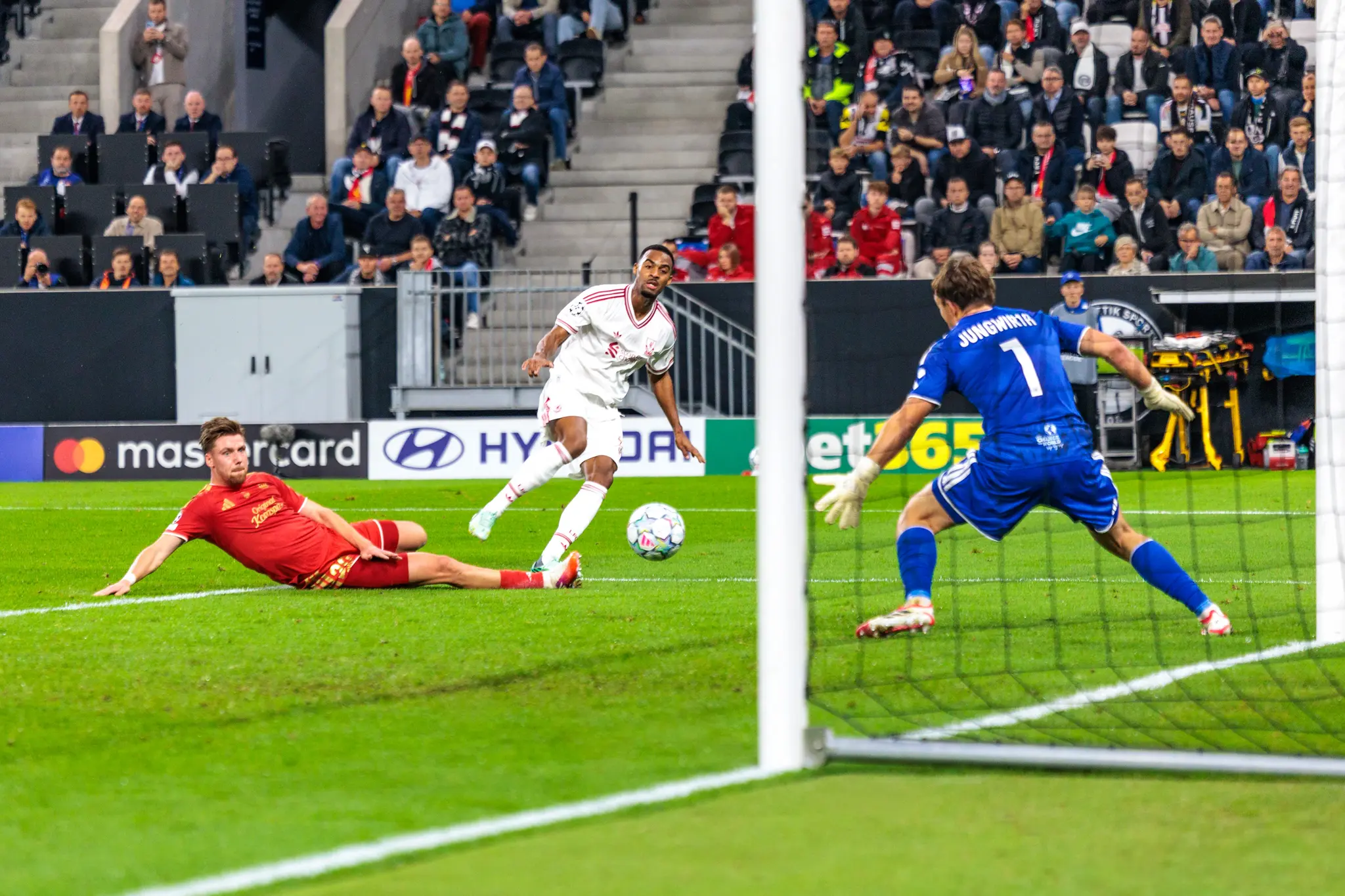 Ein Liverpooler Schuss prallt an den Innenpfosten, LASK-Torwart Jungwirth (1) streckt sich vergeblich – Schütze ist Ryan Gravenberch (38).
