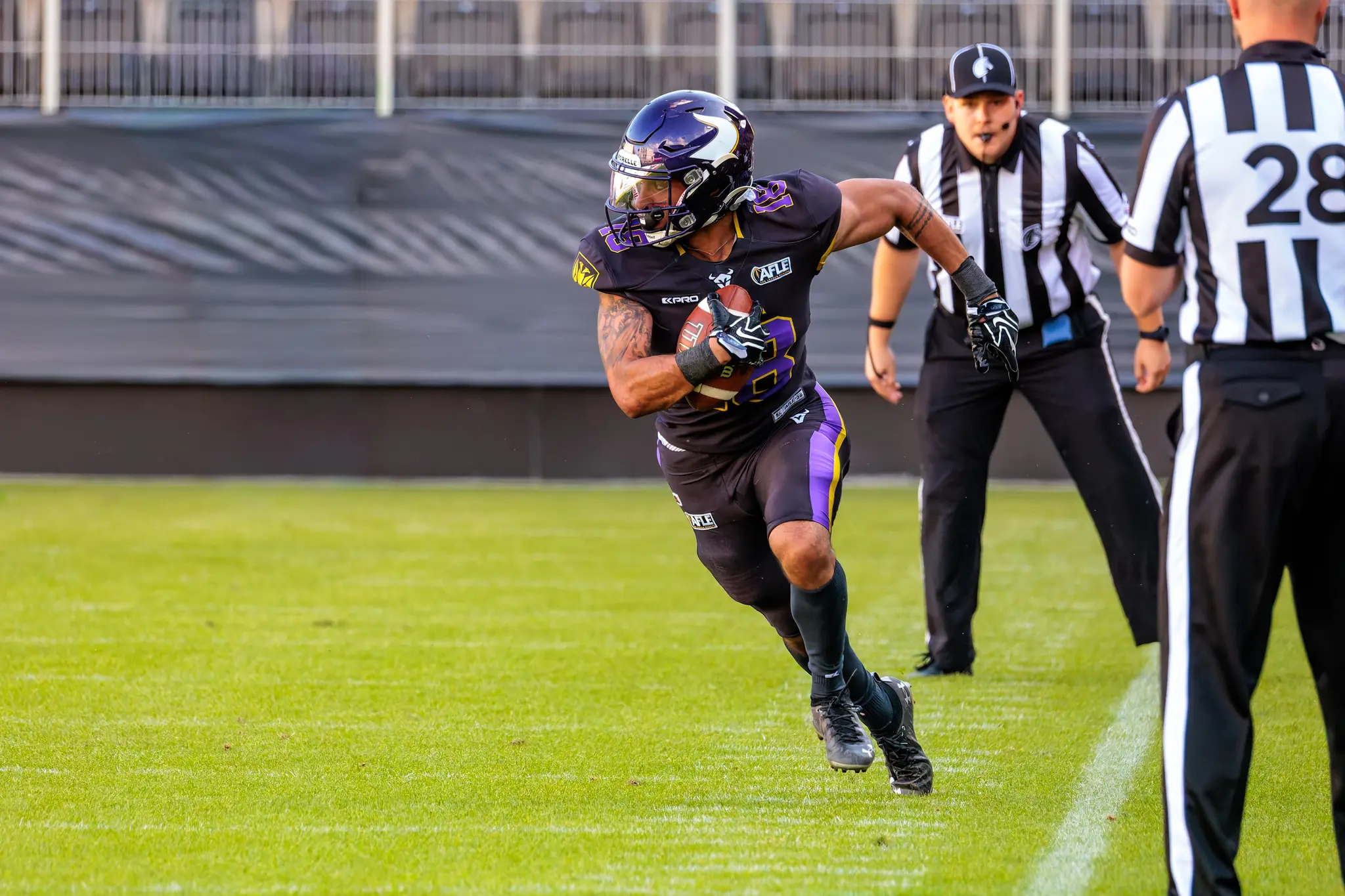 Ein Spieler der Vienna Vikings führt einen dynamischen Lauf während des AFLE-Spiels gegen die Alpine Rams aus