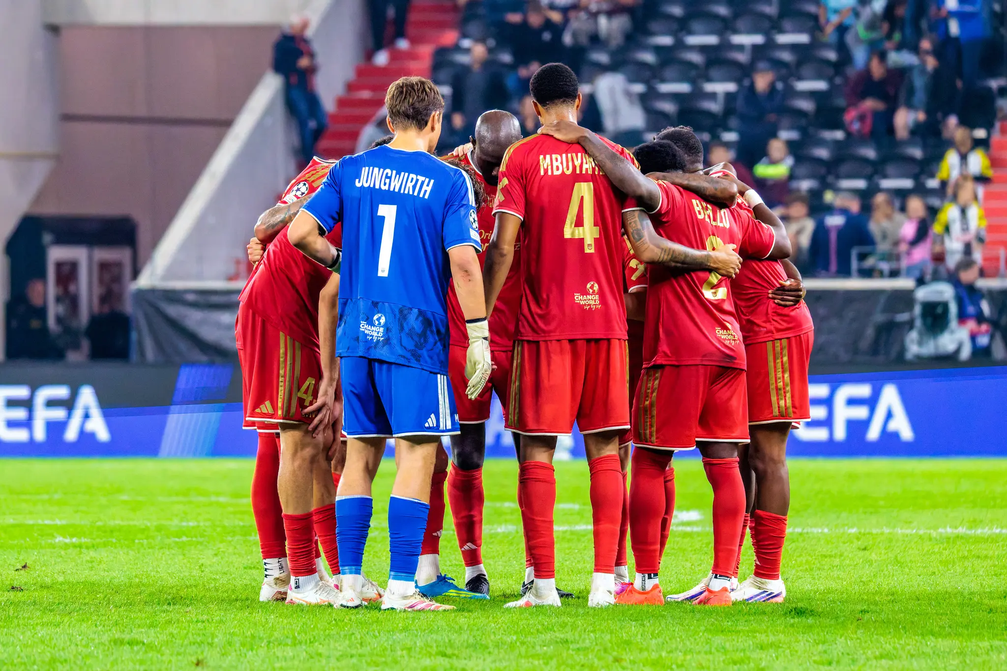 Nach Fleckers 4:1 rückt LASK enger zusammen: Tormann Jungwirth, Mbuyamba und Bello schultern sich im Linzer Regen - die Partie ist entschieden, die Körpersprache auch.