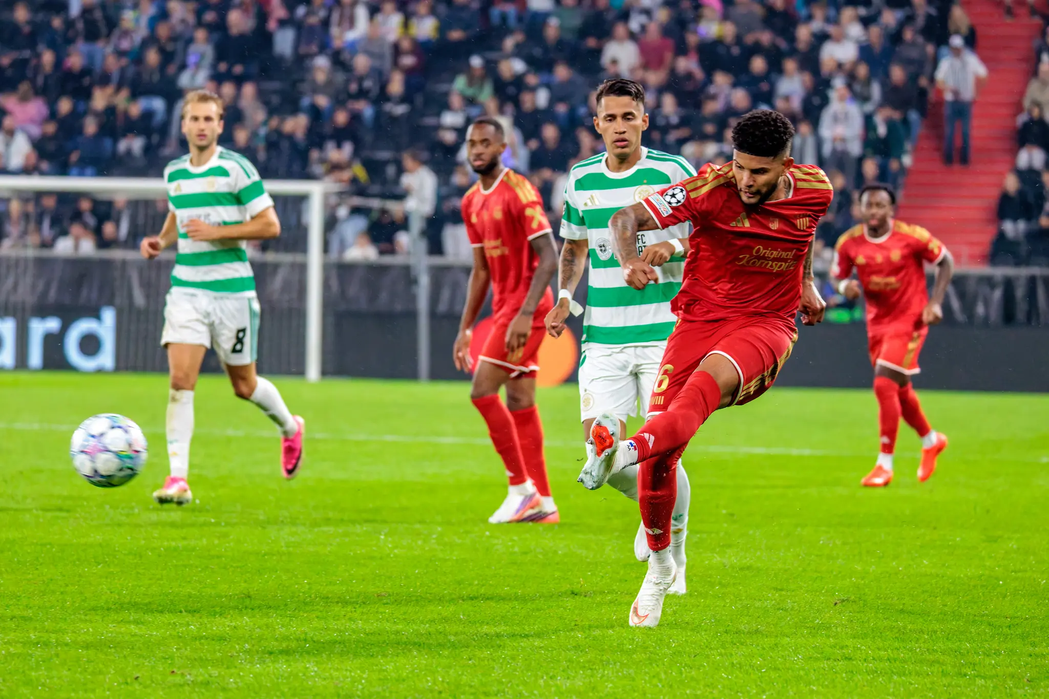 Mitten in LASKs Druckphase vor dem 3:1: Bogarde (6) haemmert den Ball nach vorn, Celtics Nygren (8) und seine Abwehr kommen nicht heran.