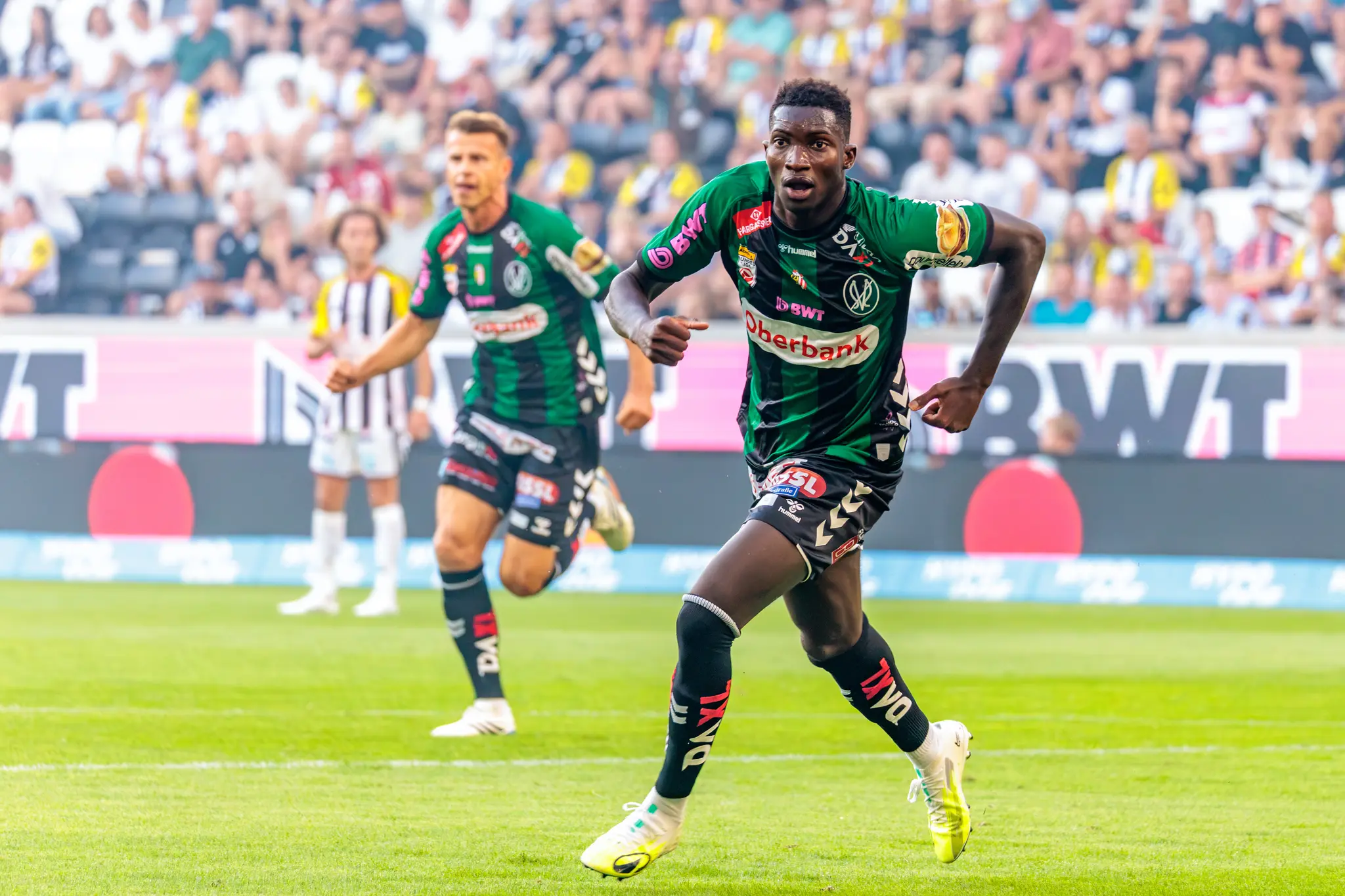 Sissoko (Nr. 9) feiert den Treffer zum 0:1