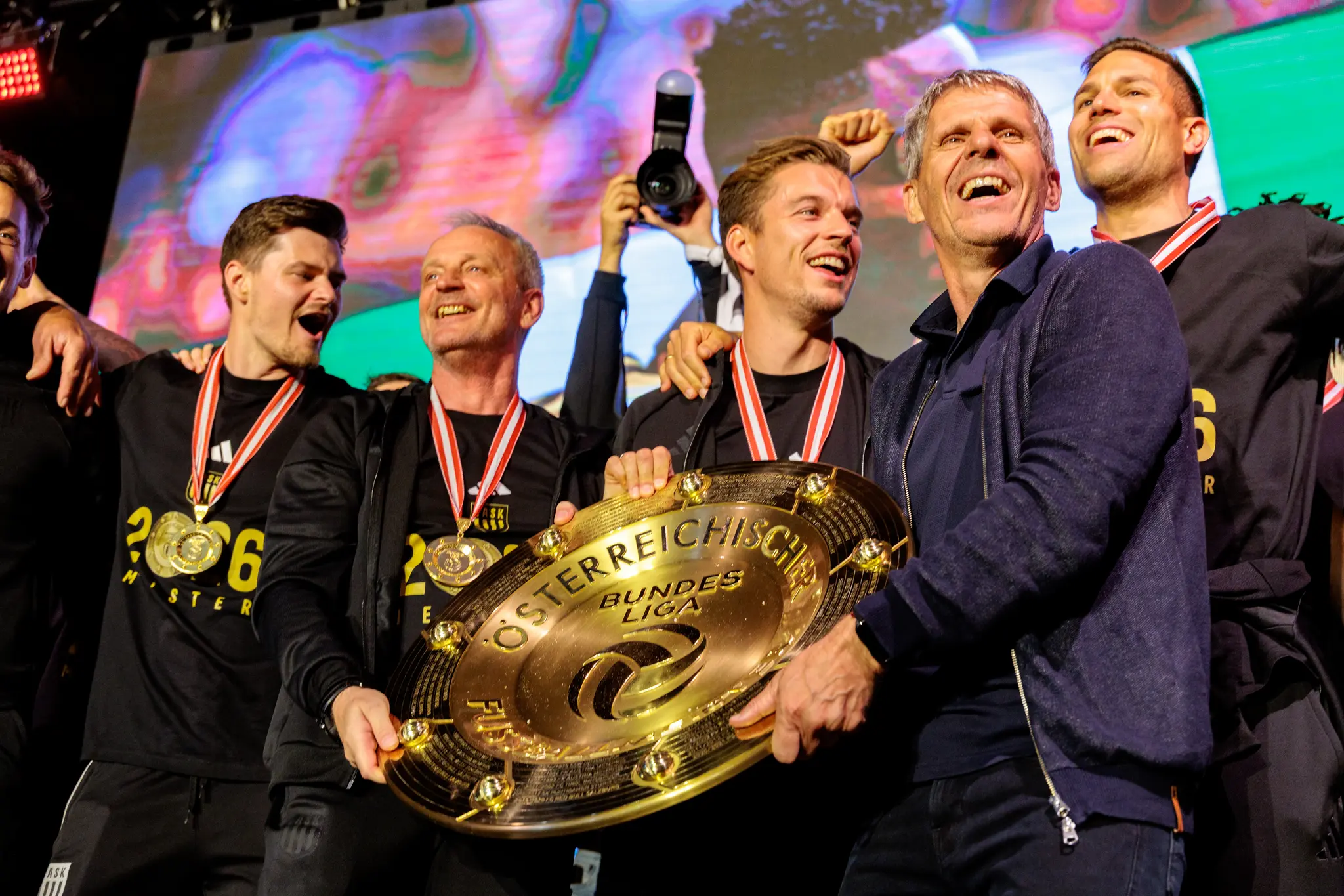 Der emotionale Trainer umarmt seine Spieler während der LASK-Meisterfeier mit dem goldenen Meisterteller