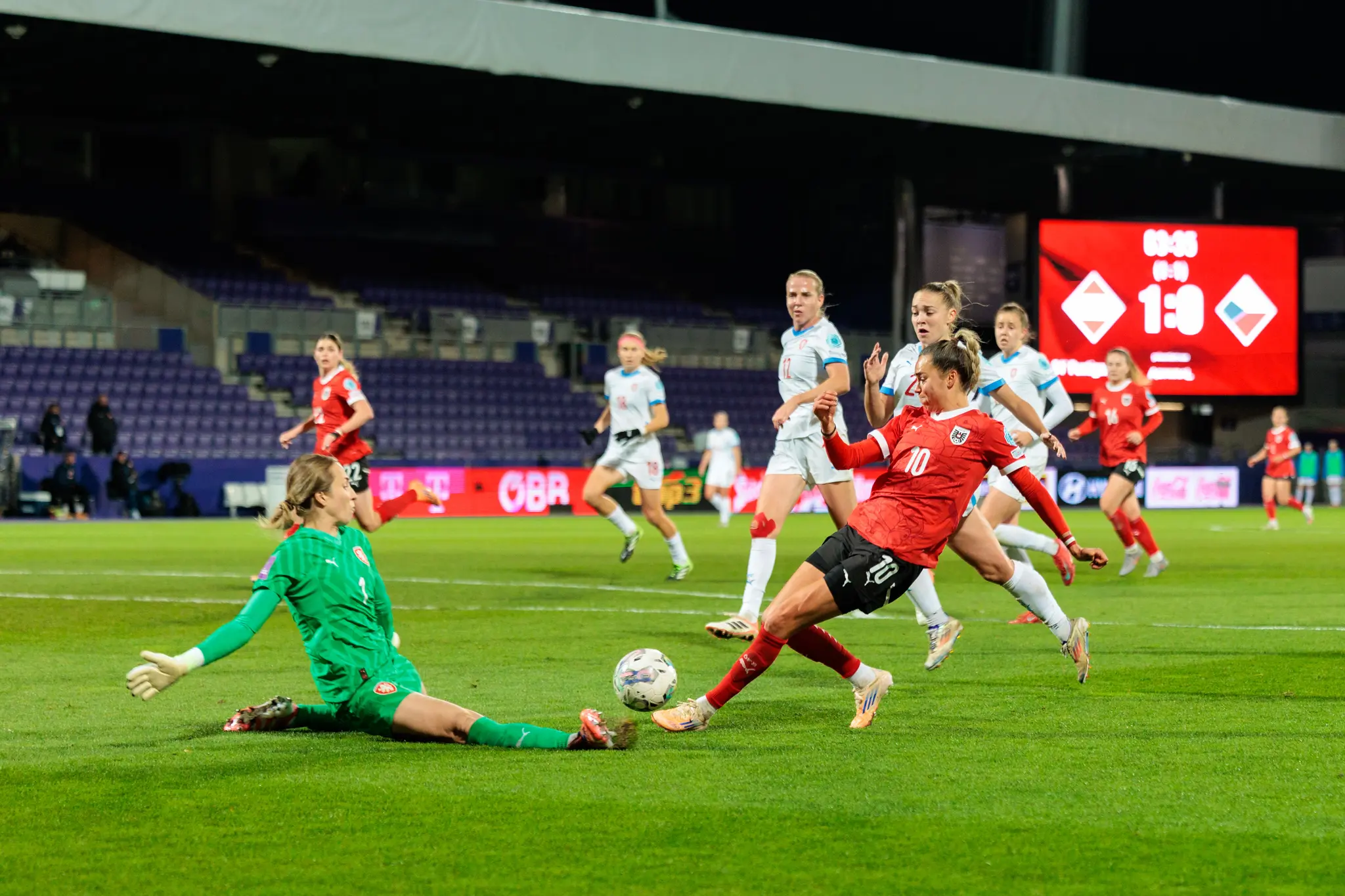 Julia Hickelsberger vom ÖFB-Frauenteam scheitert im Nations-League-Spiel gegen Tschechien mit einem Stangenschuss, während die Torhüterin vergeblich nach dem Ball hechtet